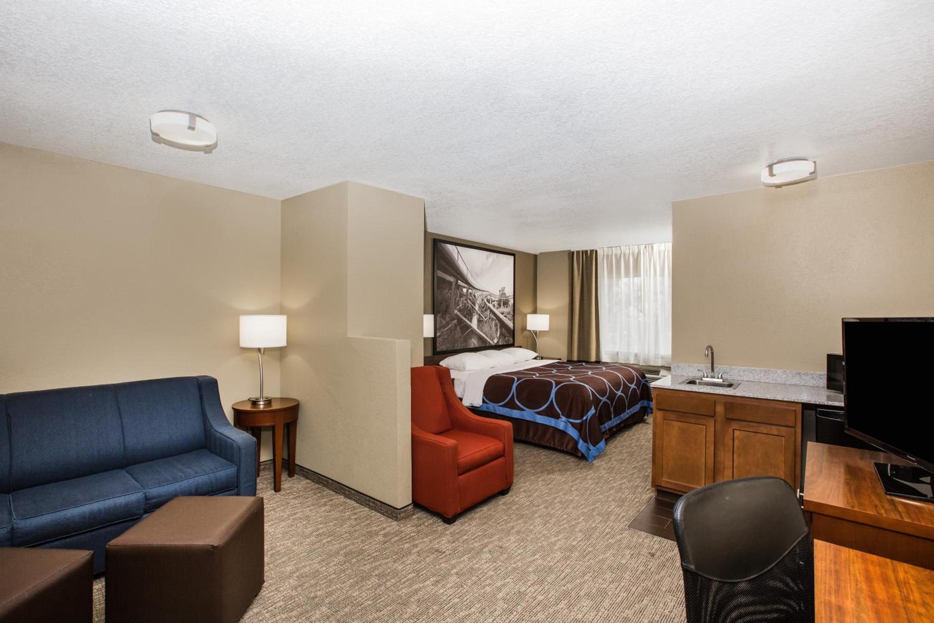 Super 8 by Wyndham Altoona photo 33