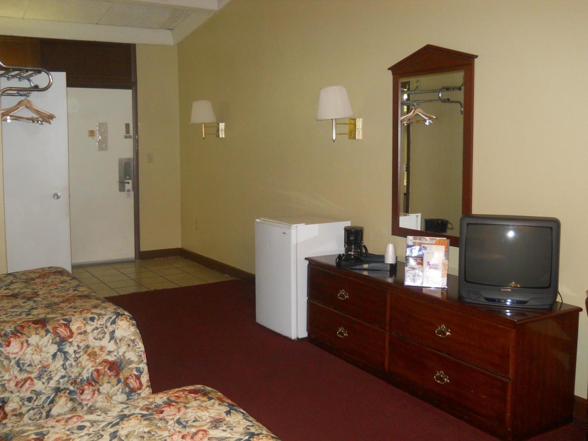 Red Carpet Inn photo 9