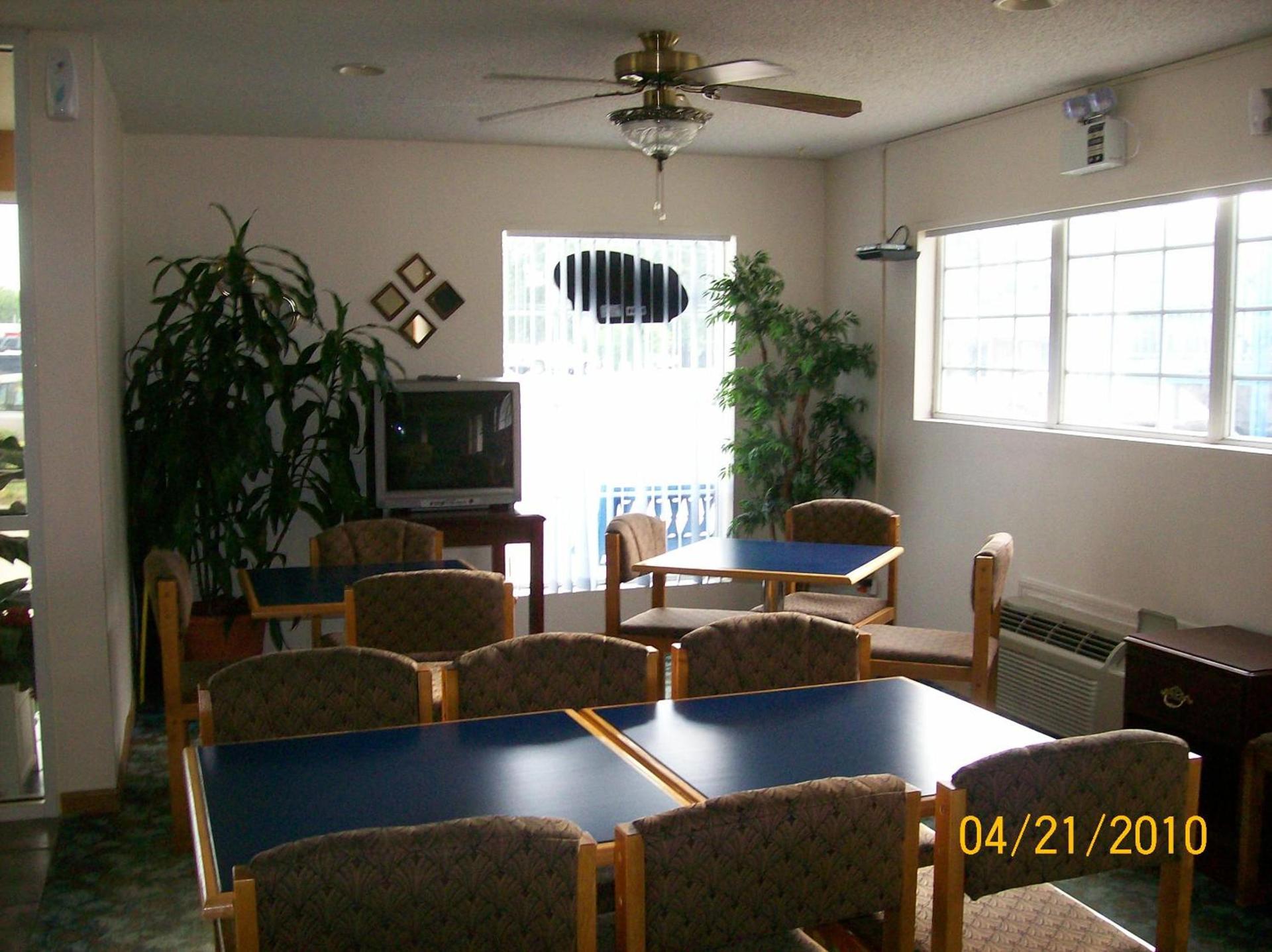 American Inn and Suites White Hall photo 10
