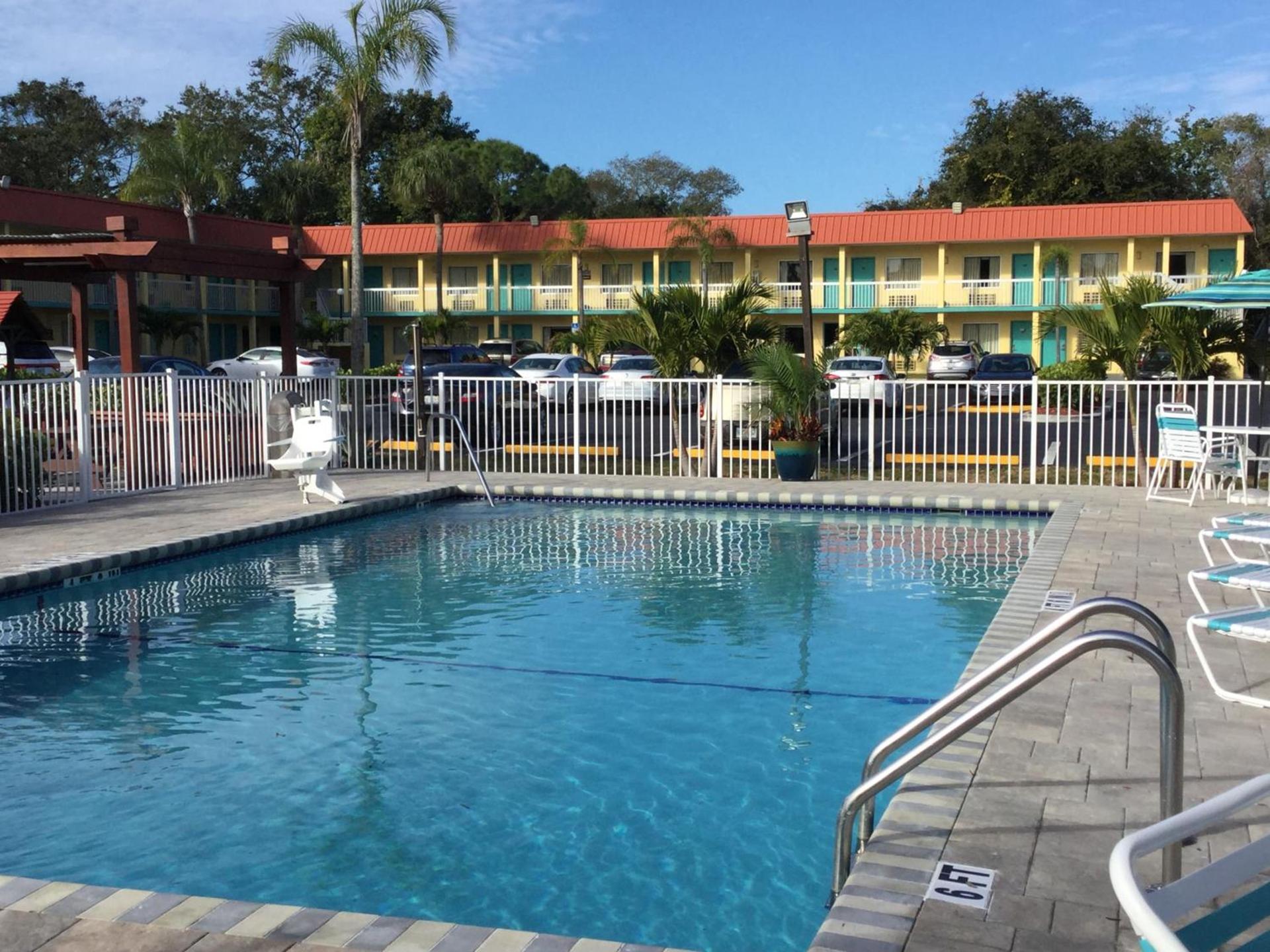 Super 8 by Wyndham Sarasota Near Siesta Key photo 21