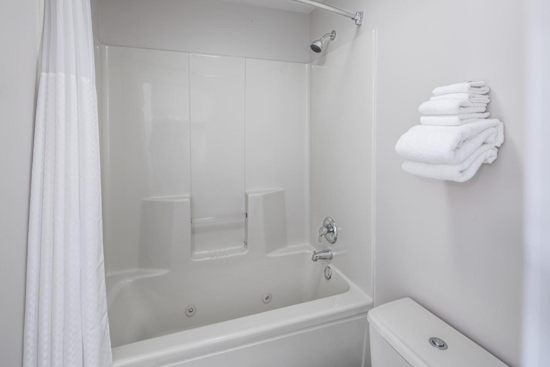 Baymont by Wyndham Cleveland photo 11