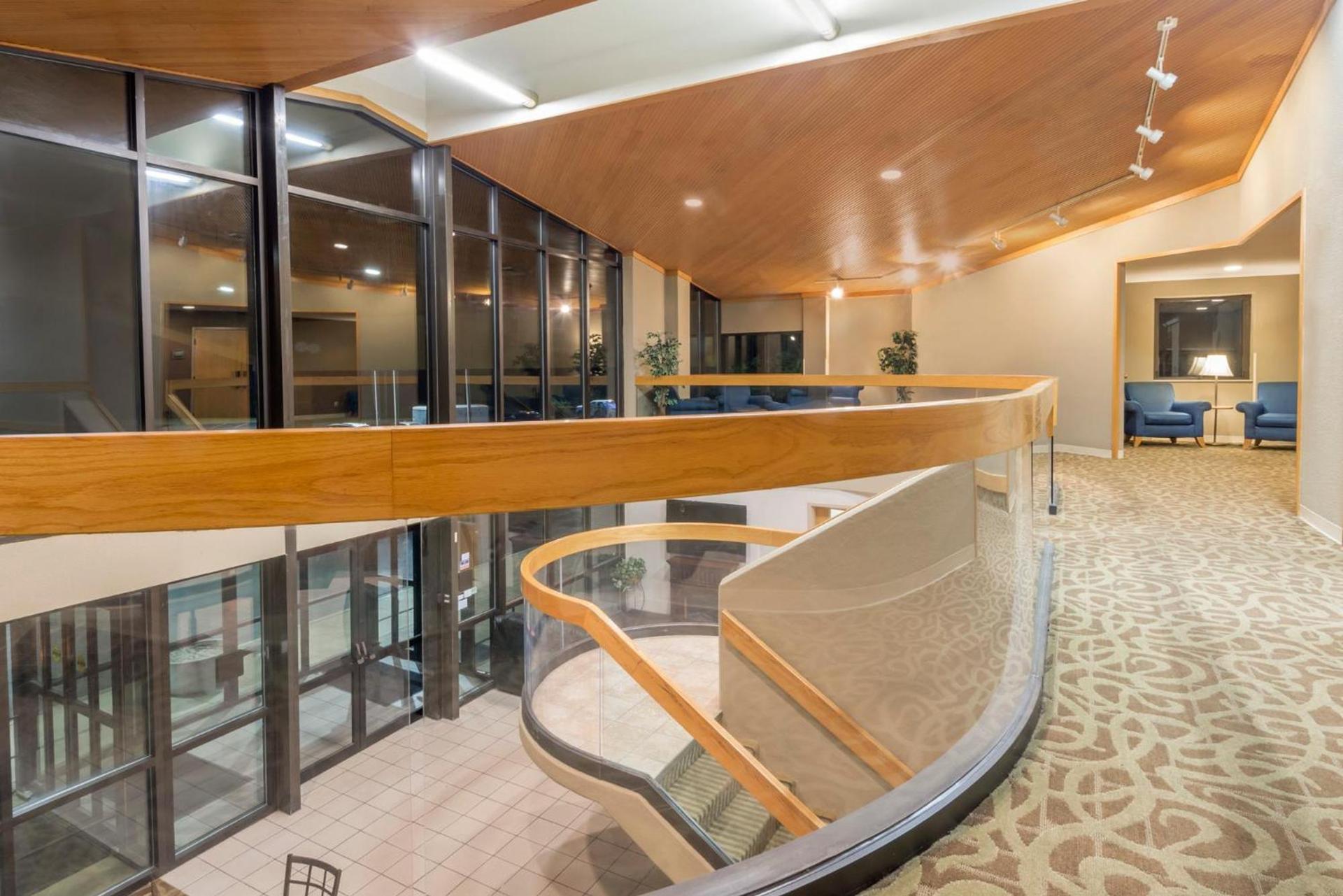 Ramada by Wyndham Columbus North photo 30