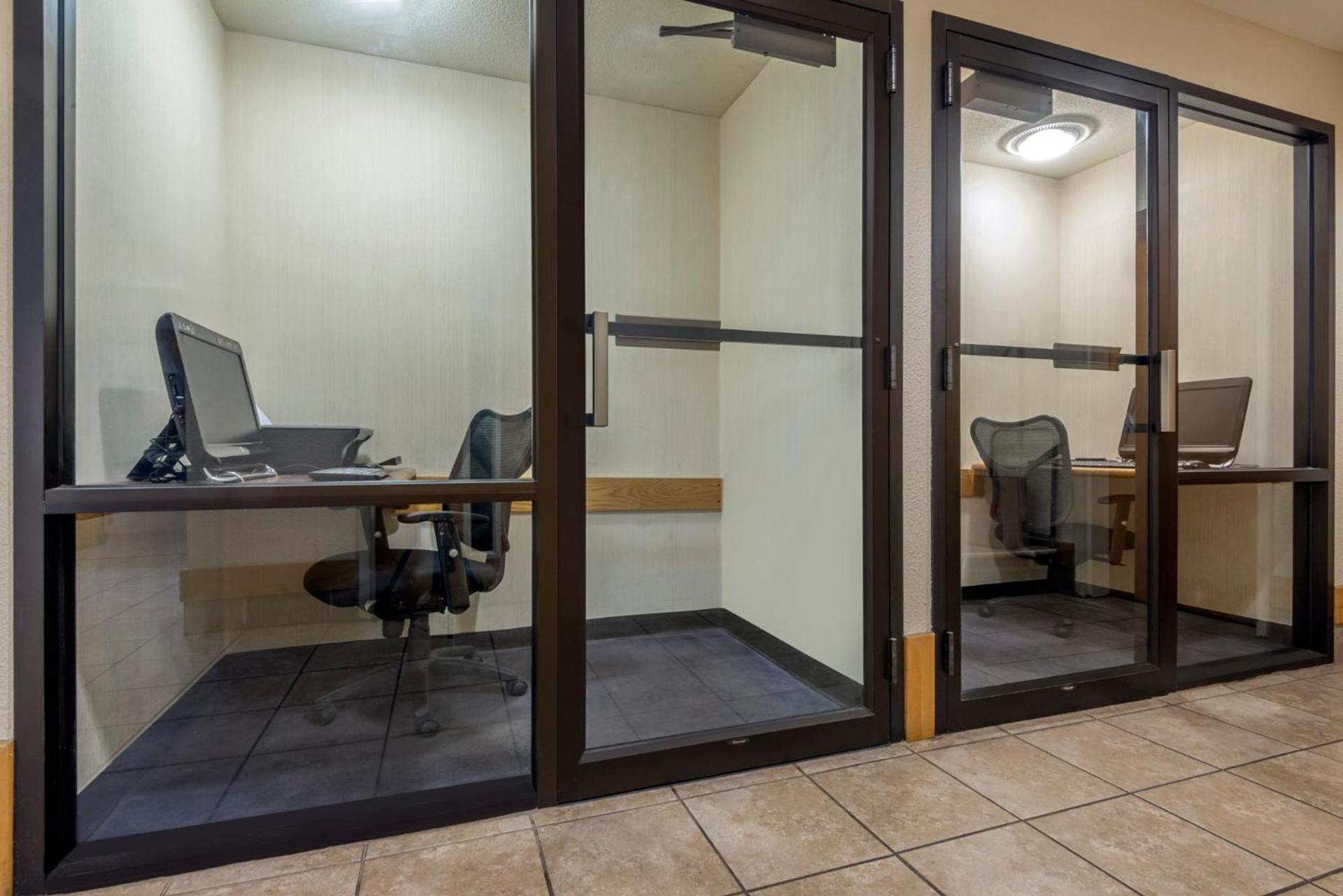 Ramada by Wyndham Columbus North photo 22