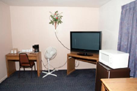 Regency Inn Comanche photo 33