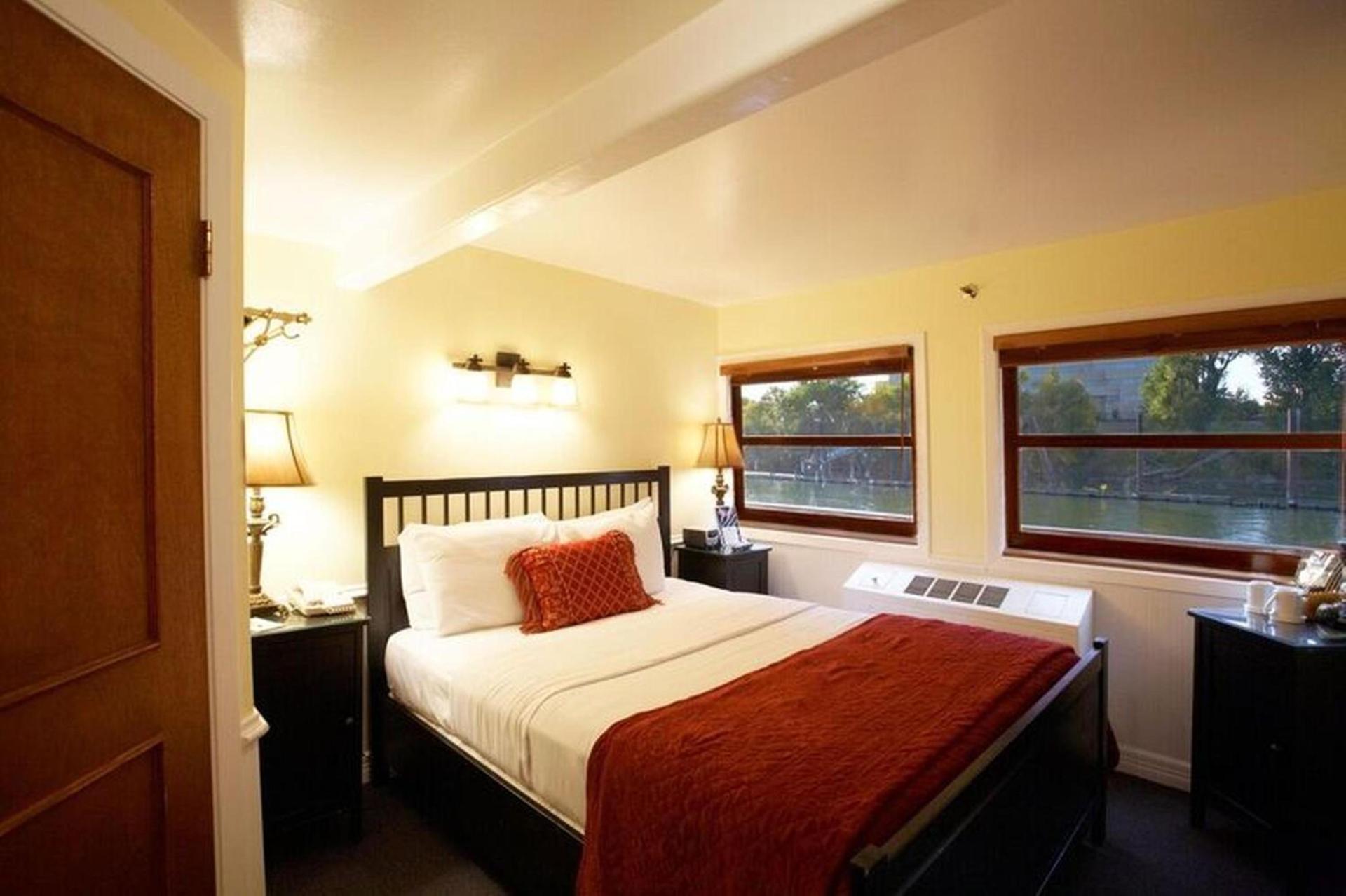 Delta King Hotel photo 16