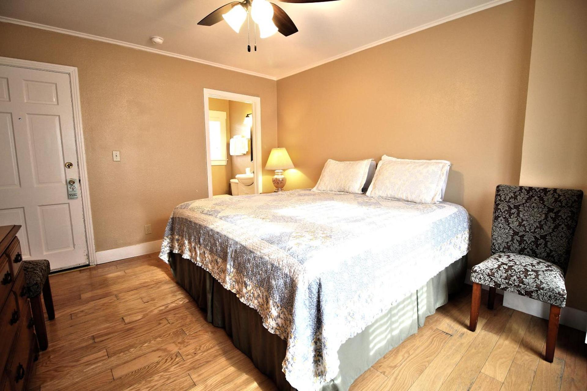 Peach Tree Inn & Suites photo 31