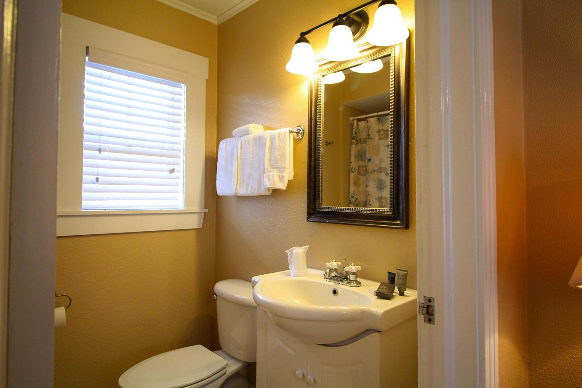 Peach Tree Inn & Suites photo 50