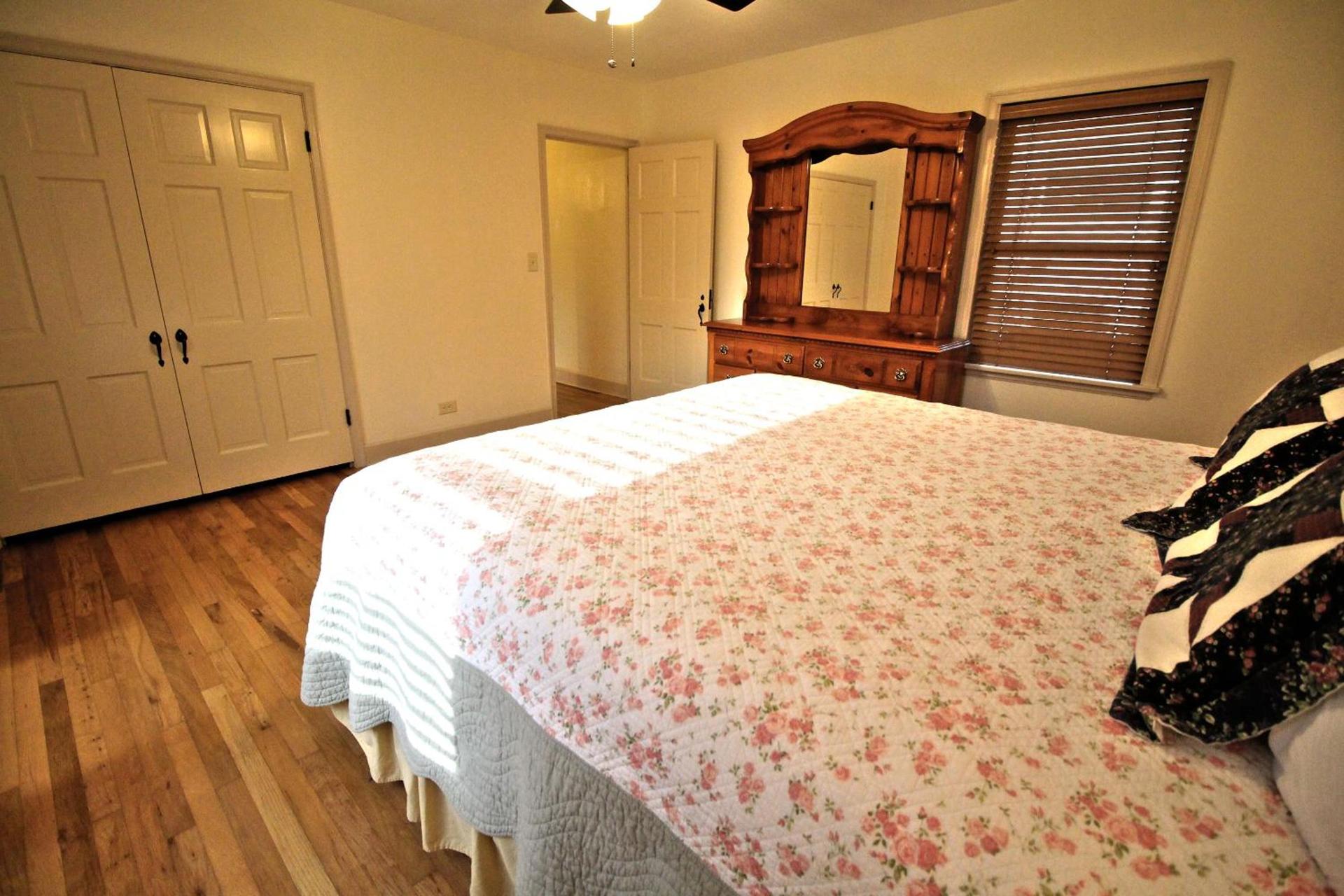 Peach Tree Inn & Suites photo 43