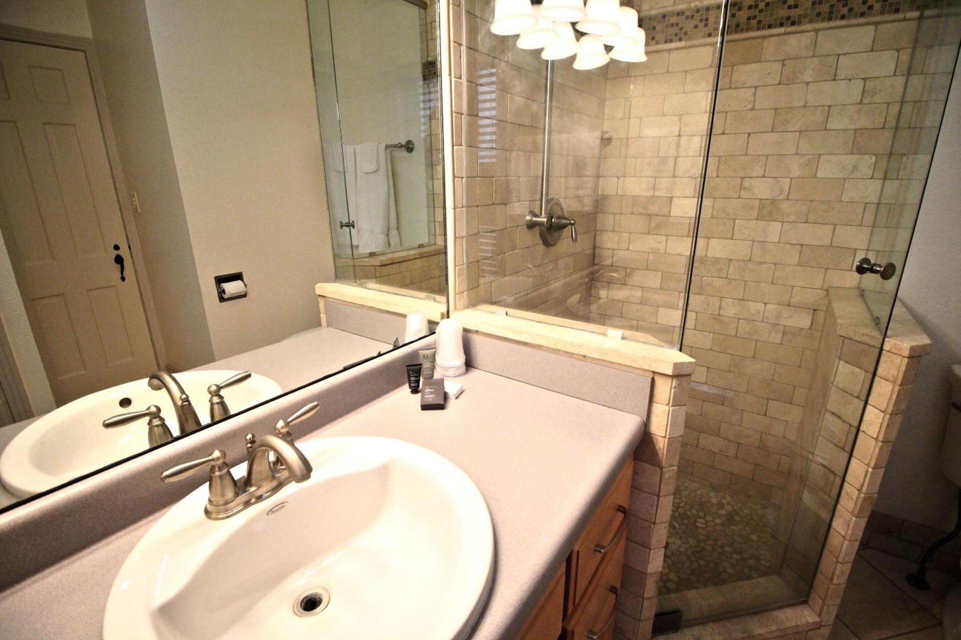 Peach Tree Inn & Suites photo 45