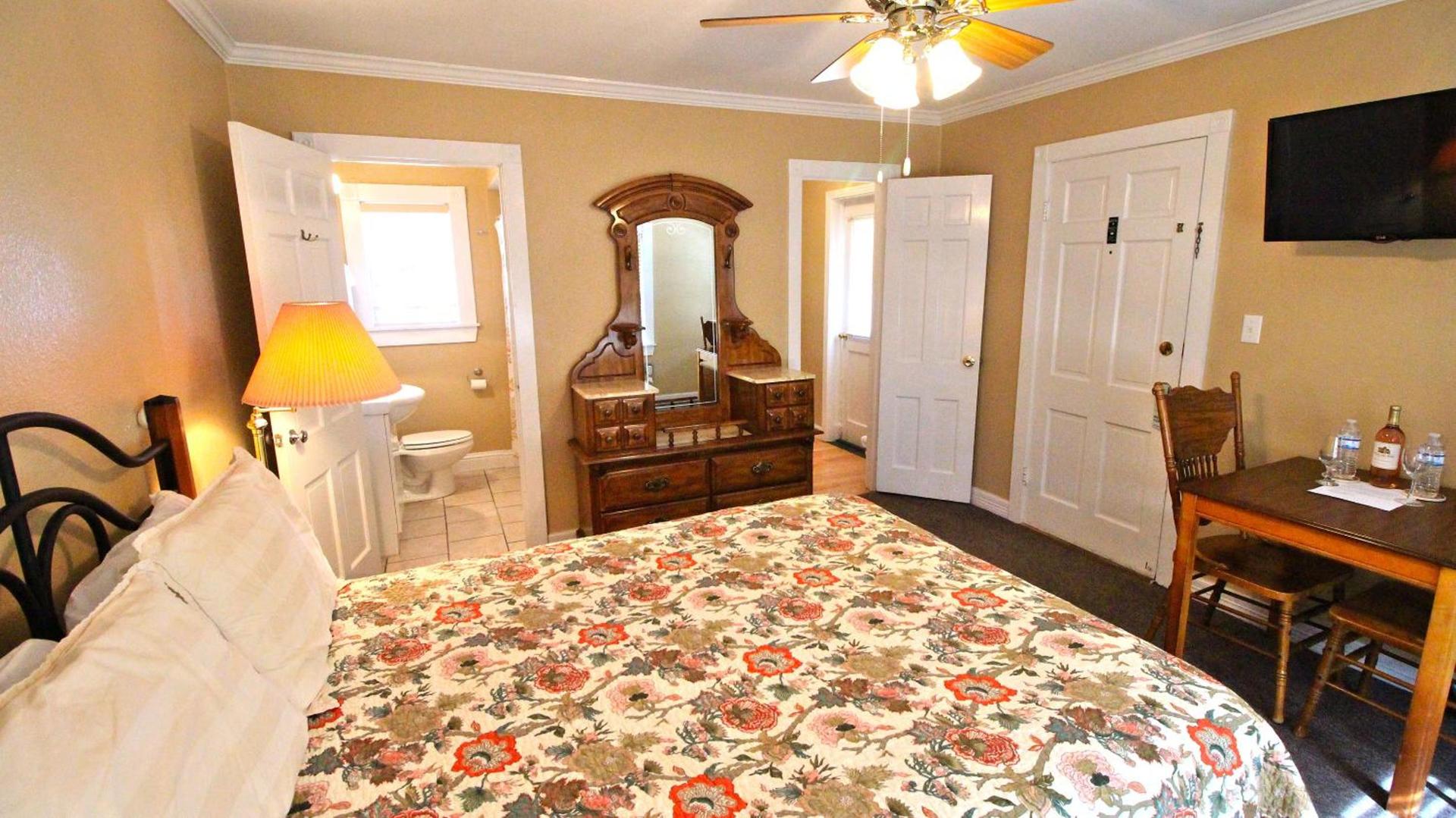 Peach Tree Inn & Suites photo 39