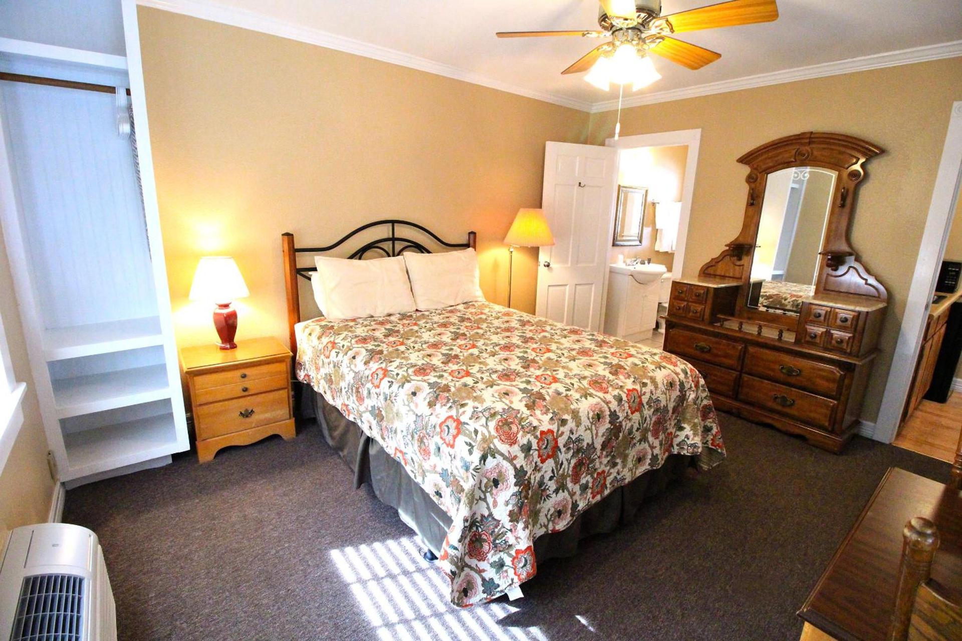 Peach Tree Inn & Suites photo 16