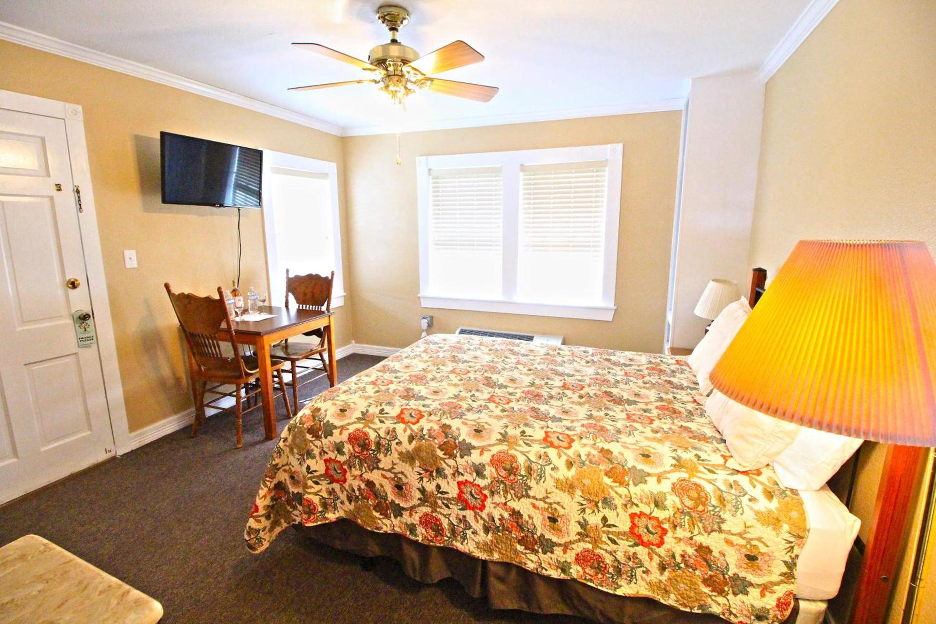 Peach Tree Inn & Suites photo 46