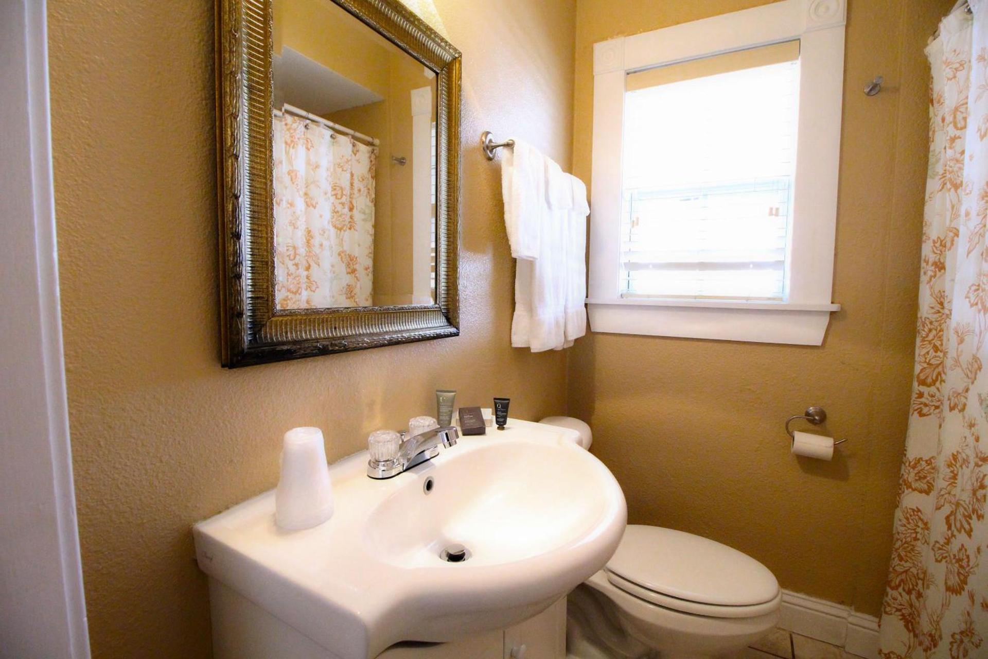 Peach Tree Inn & Suites photo 55