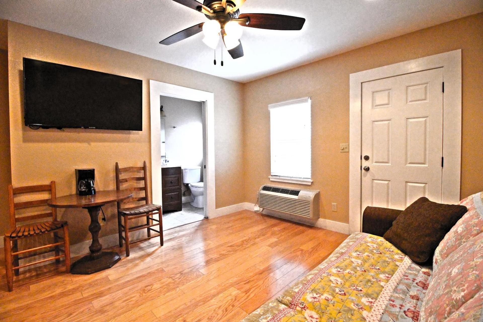 Peach Tree Inn & Suites photo 47