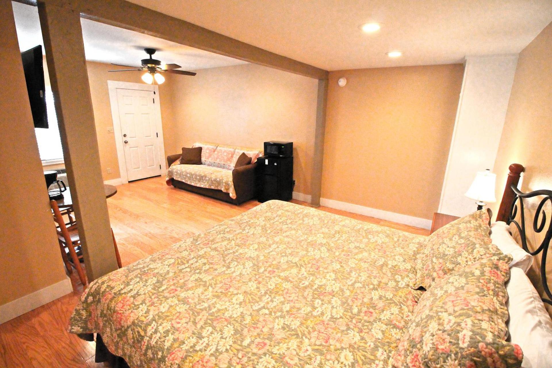 Peach Tree Inn & Suites photo 44