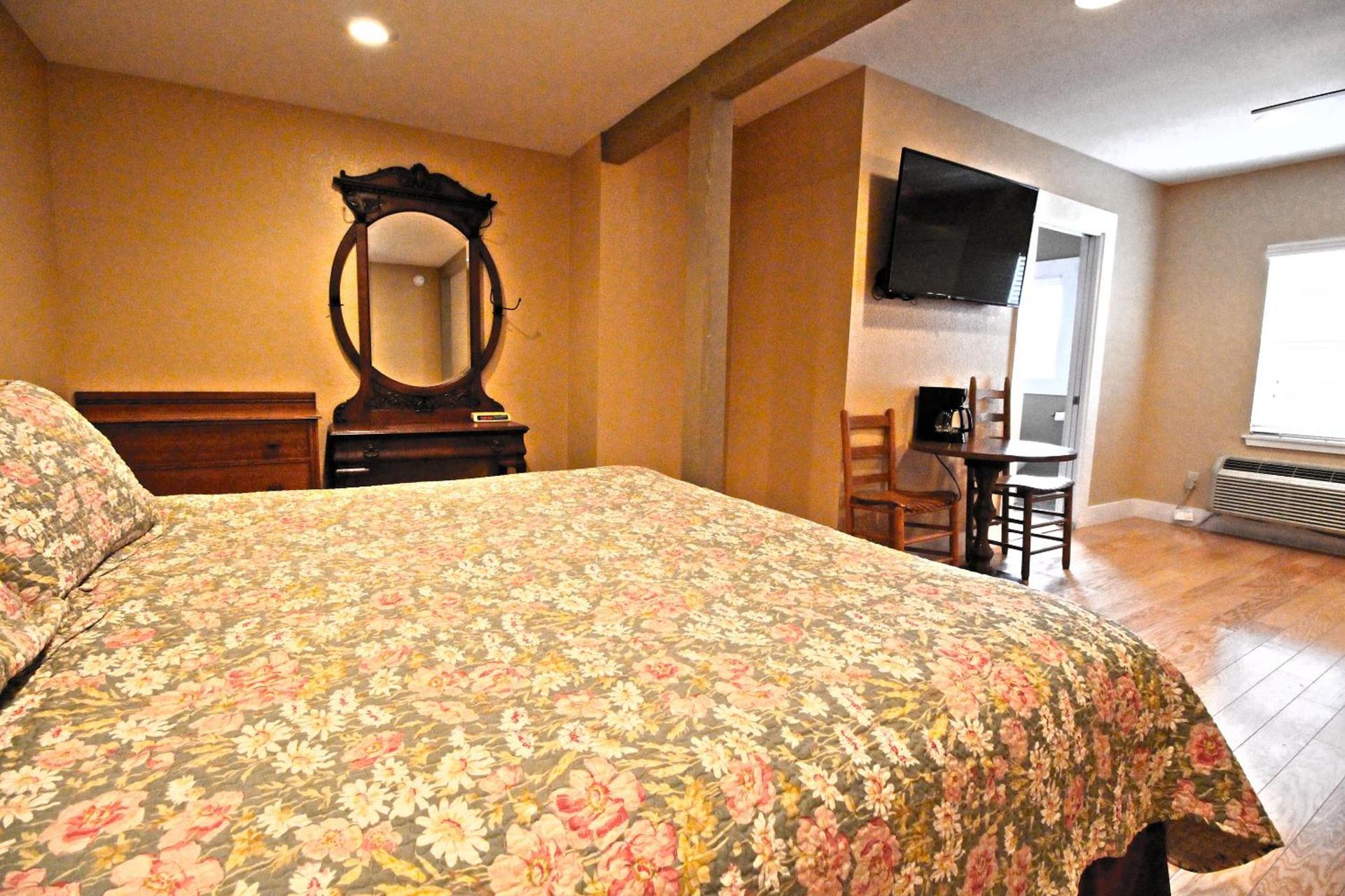 Peach Tree Inn & Suites photo 51