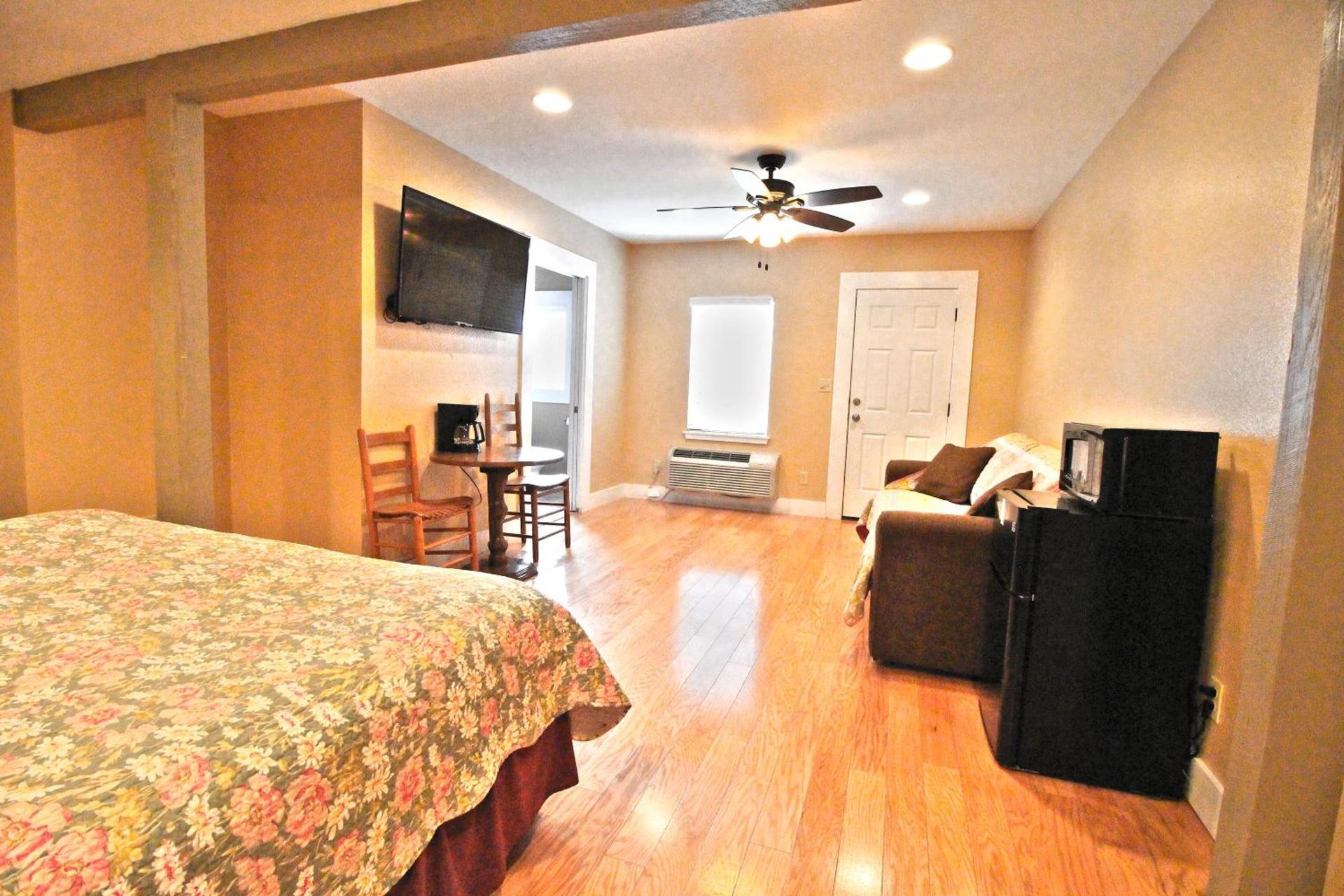 Peach Tree Inn & Suites photo 52