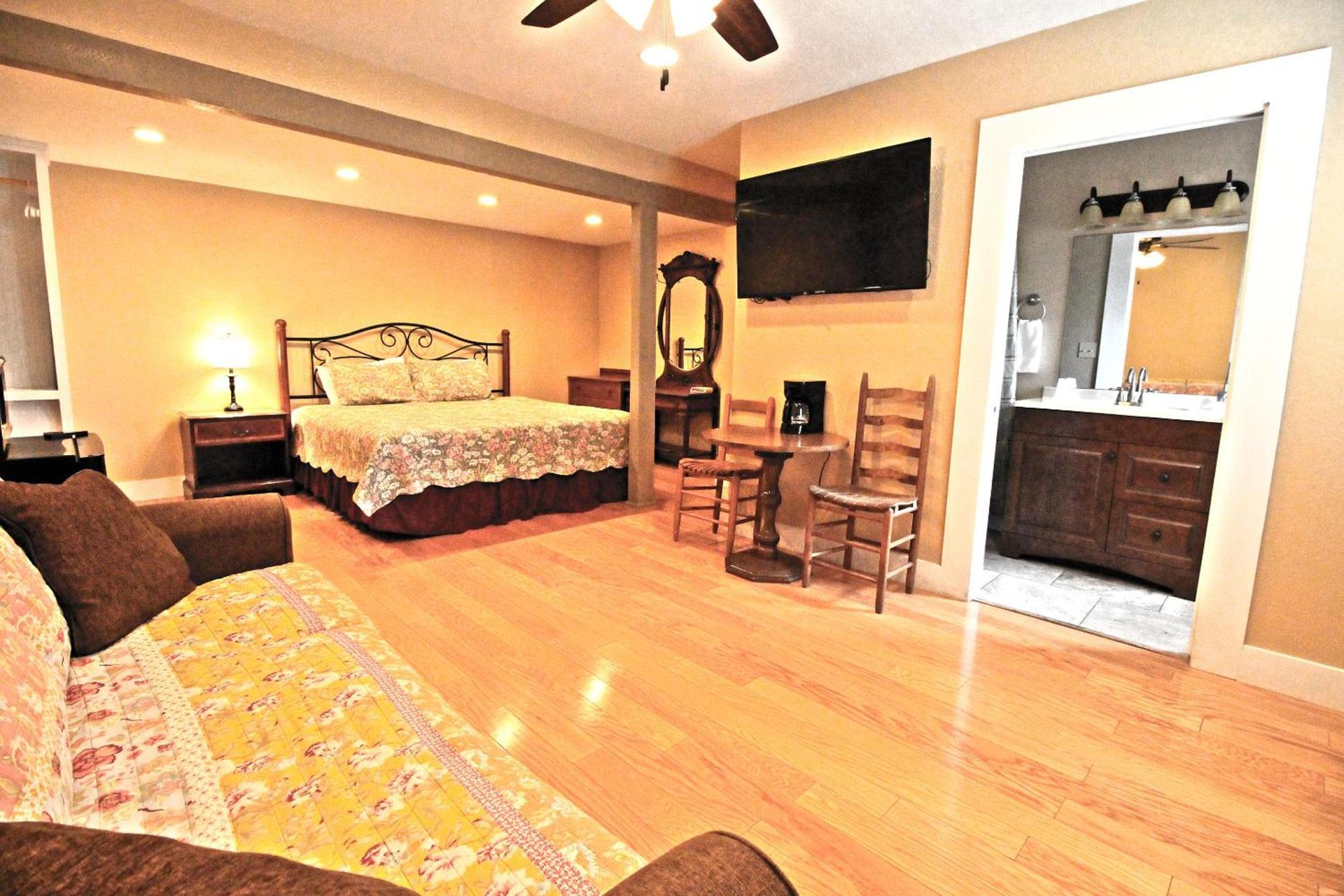 Peach Tree Inn & Suites photo 48