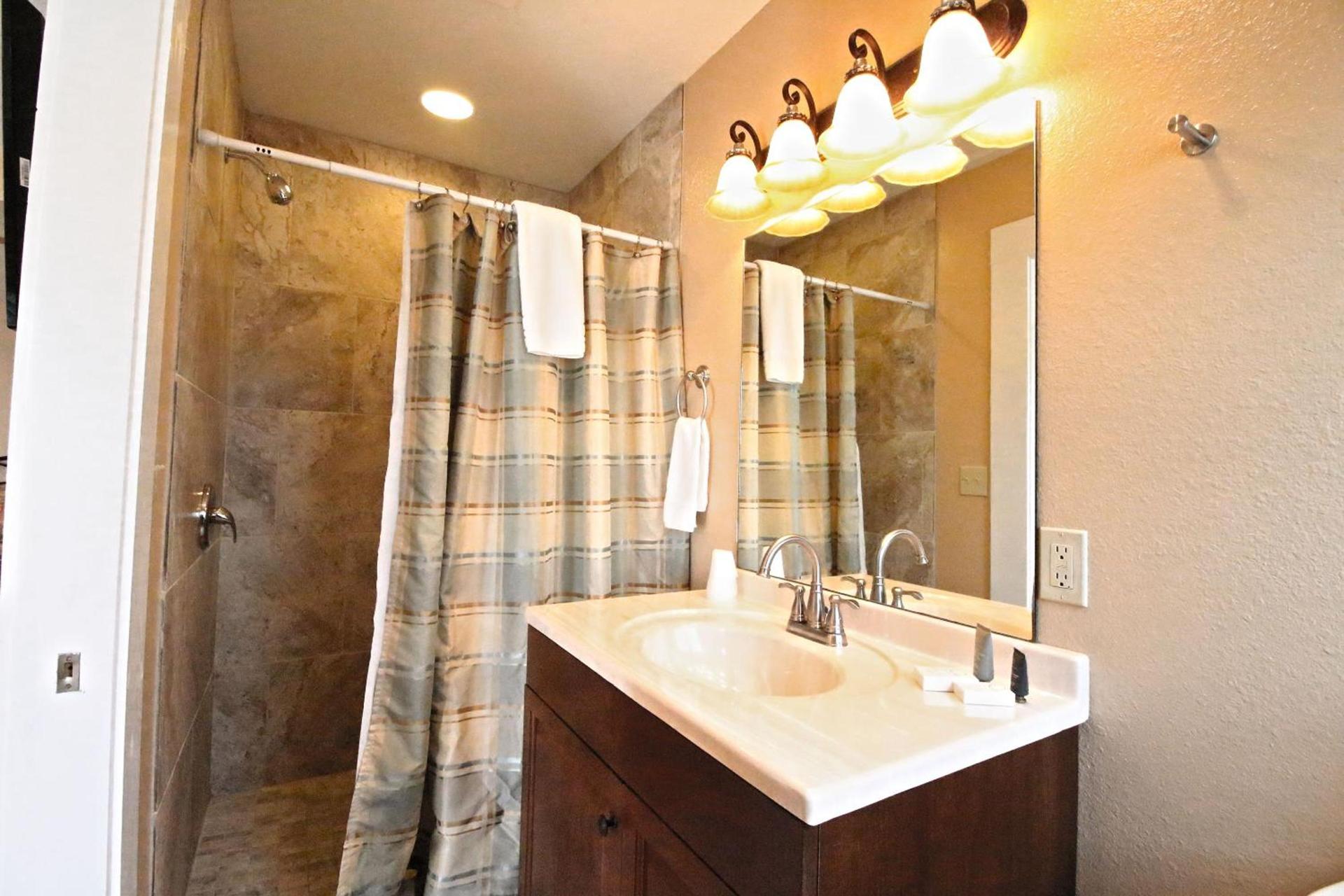 Peach Tree Inn & Suites photo 56