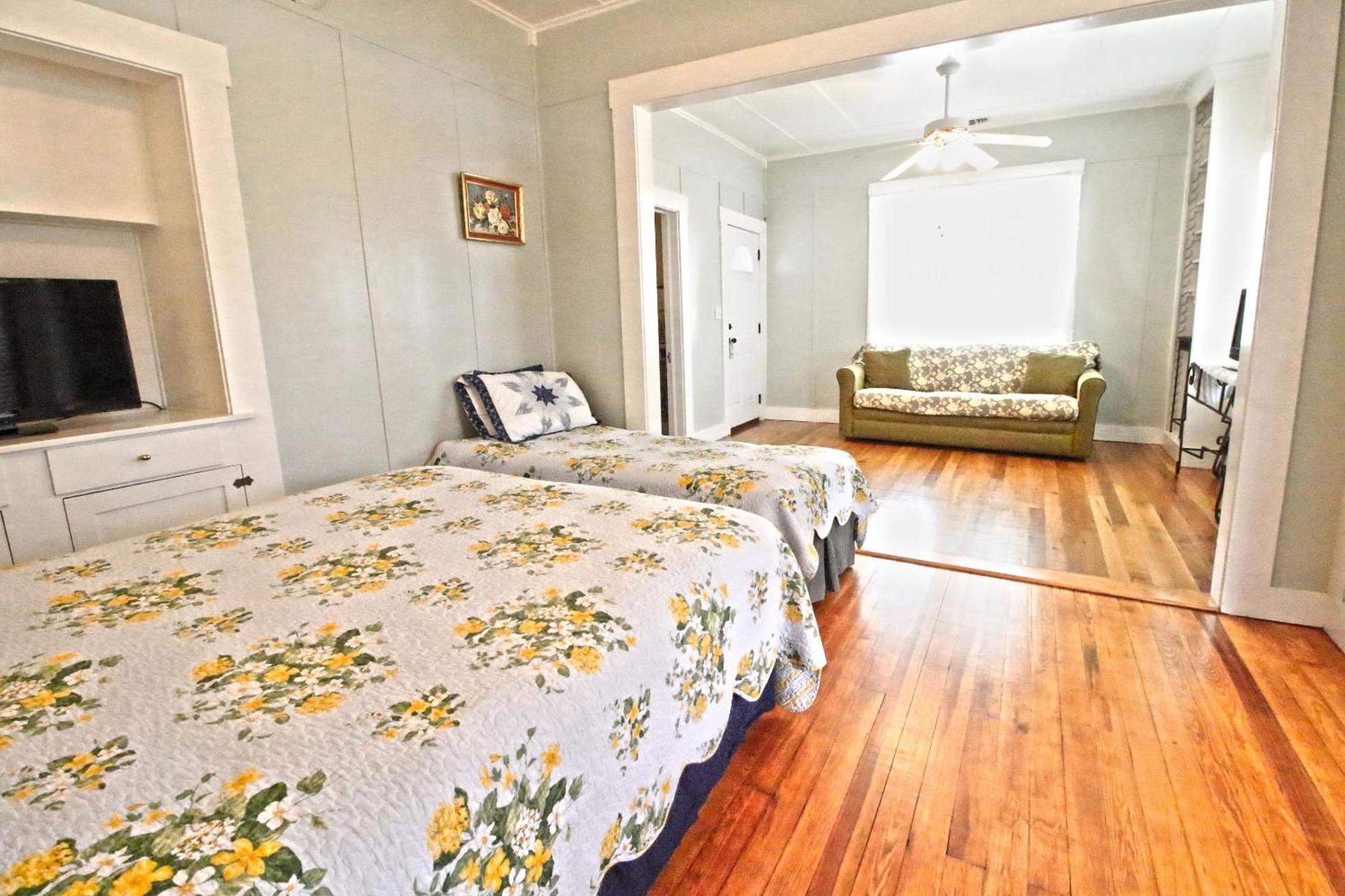 Peach Tree Inn & Suites photo 53
