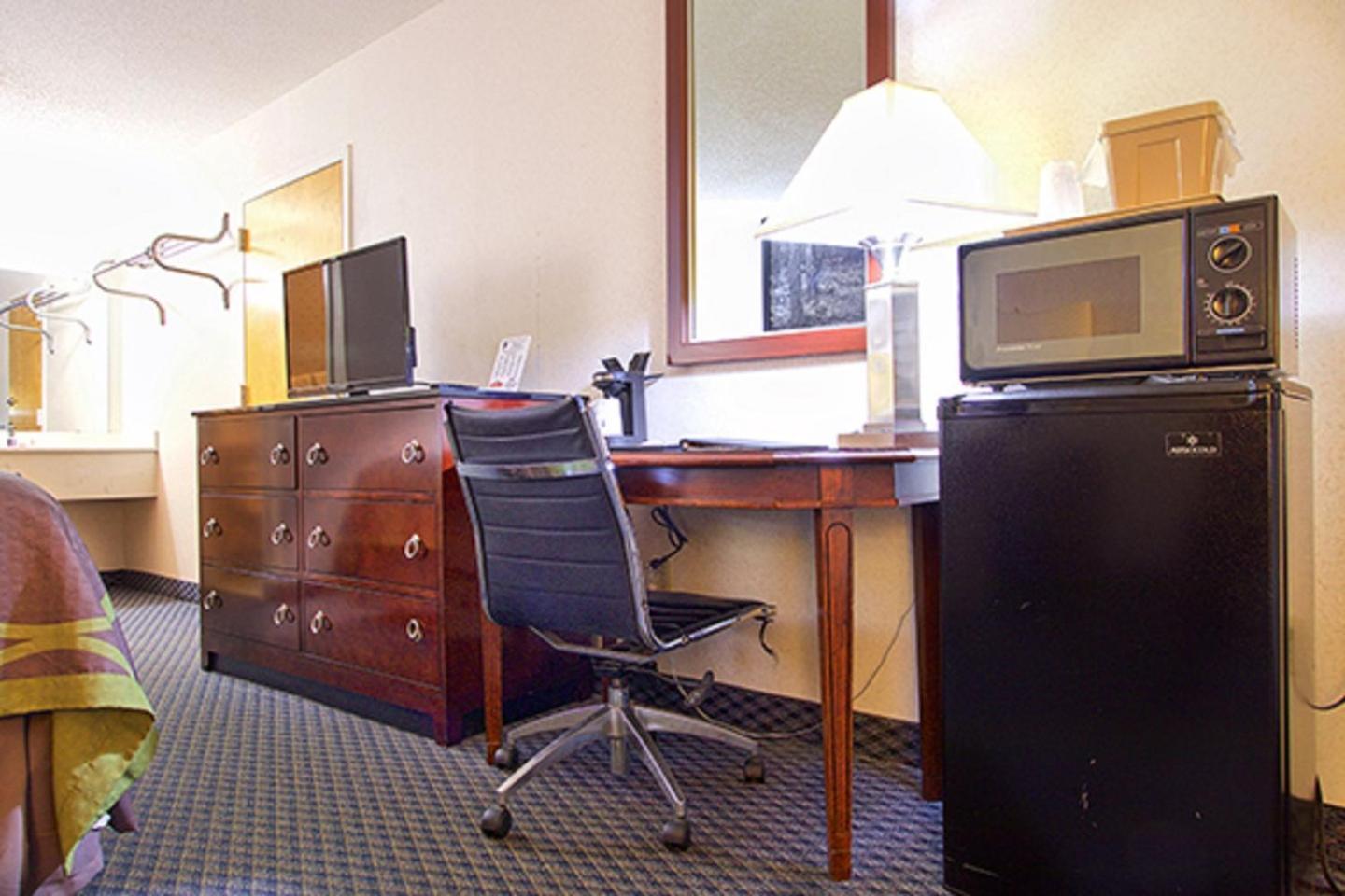 Super 8 by Wyndham Christiansburg photo 25