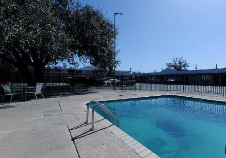 Americas Best Value Inn Uvalde photo 28