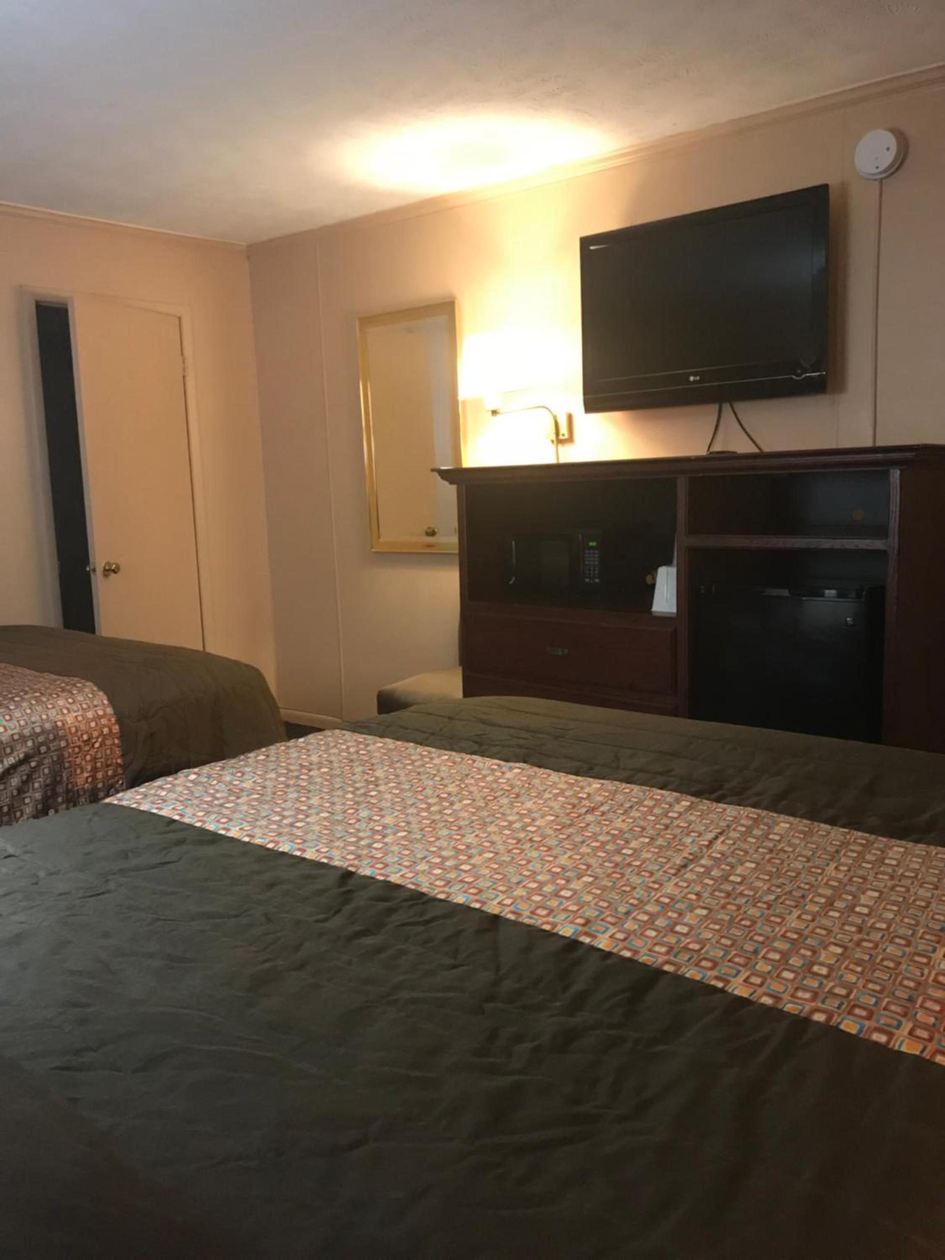 Redwood Inn photo 2