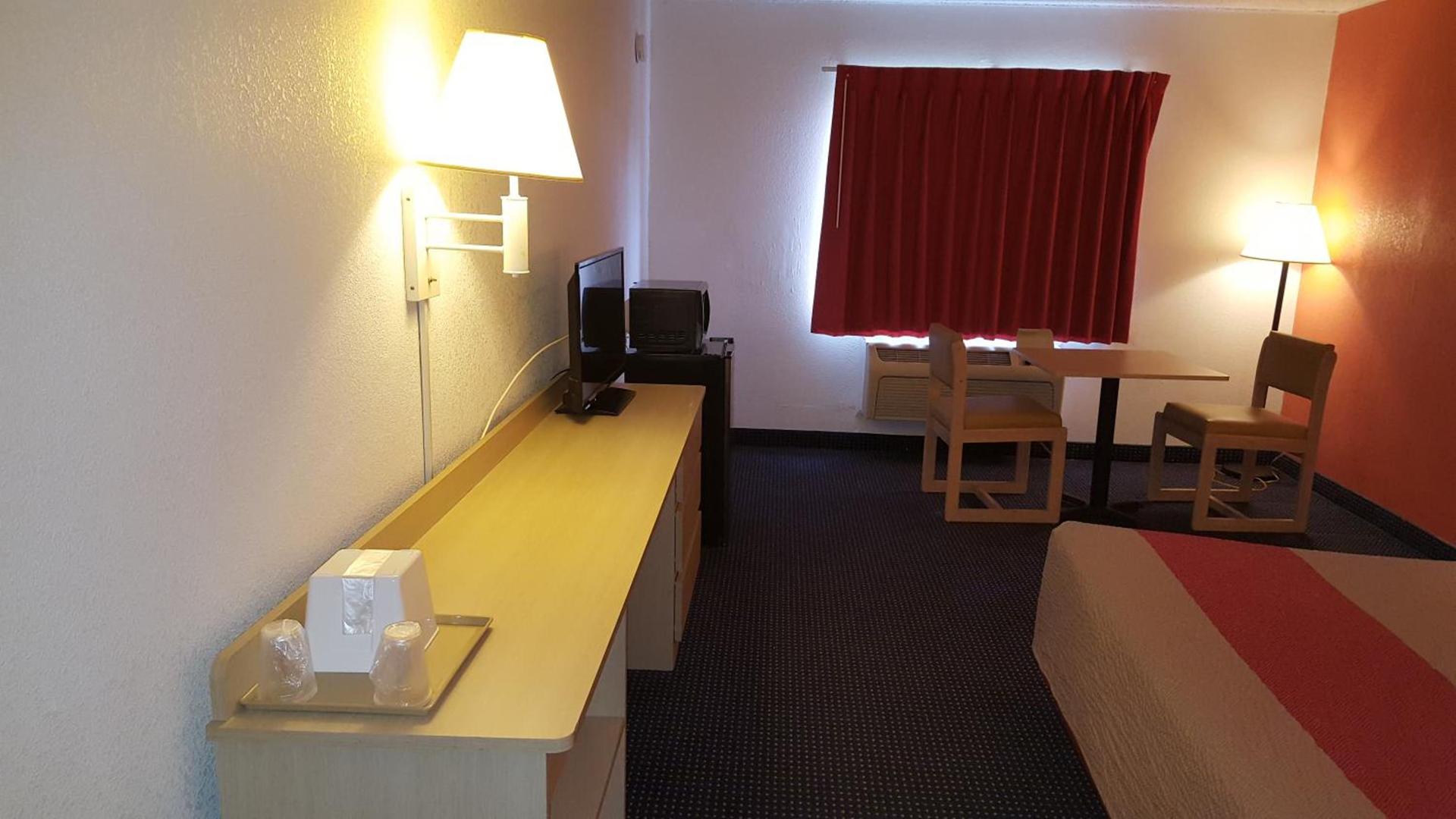 Red Carpet Inn photo 16