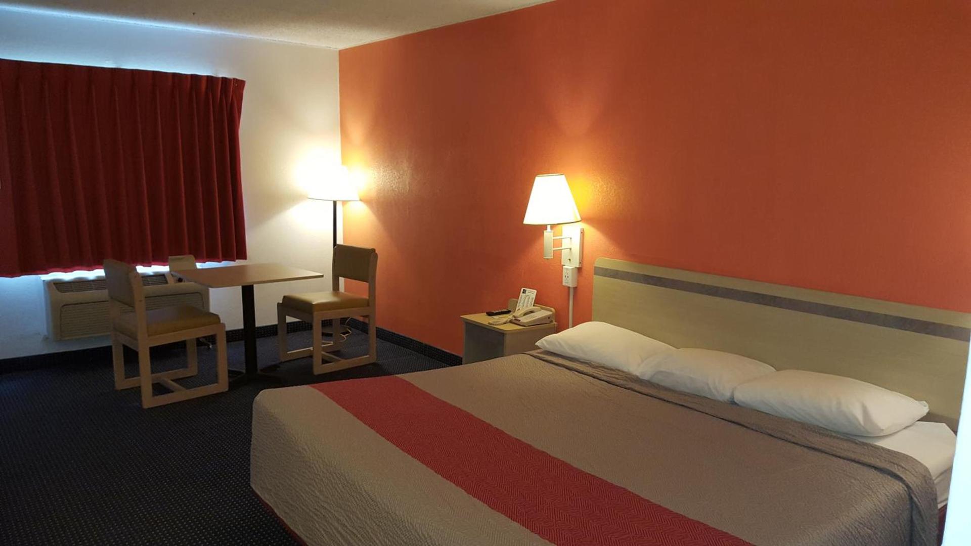 Red Carpet Inn photo 3