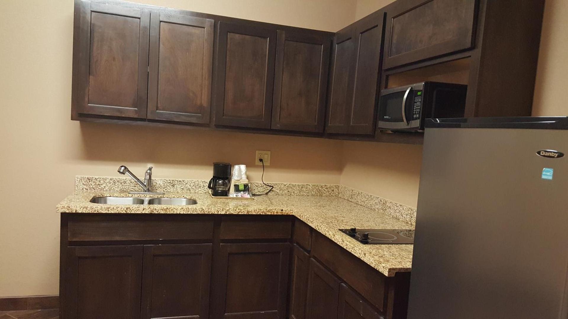 Executive Inn & Suites photo 4