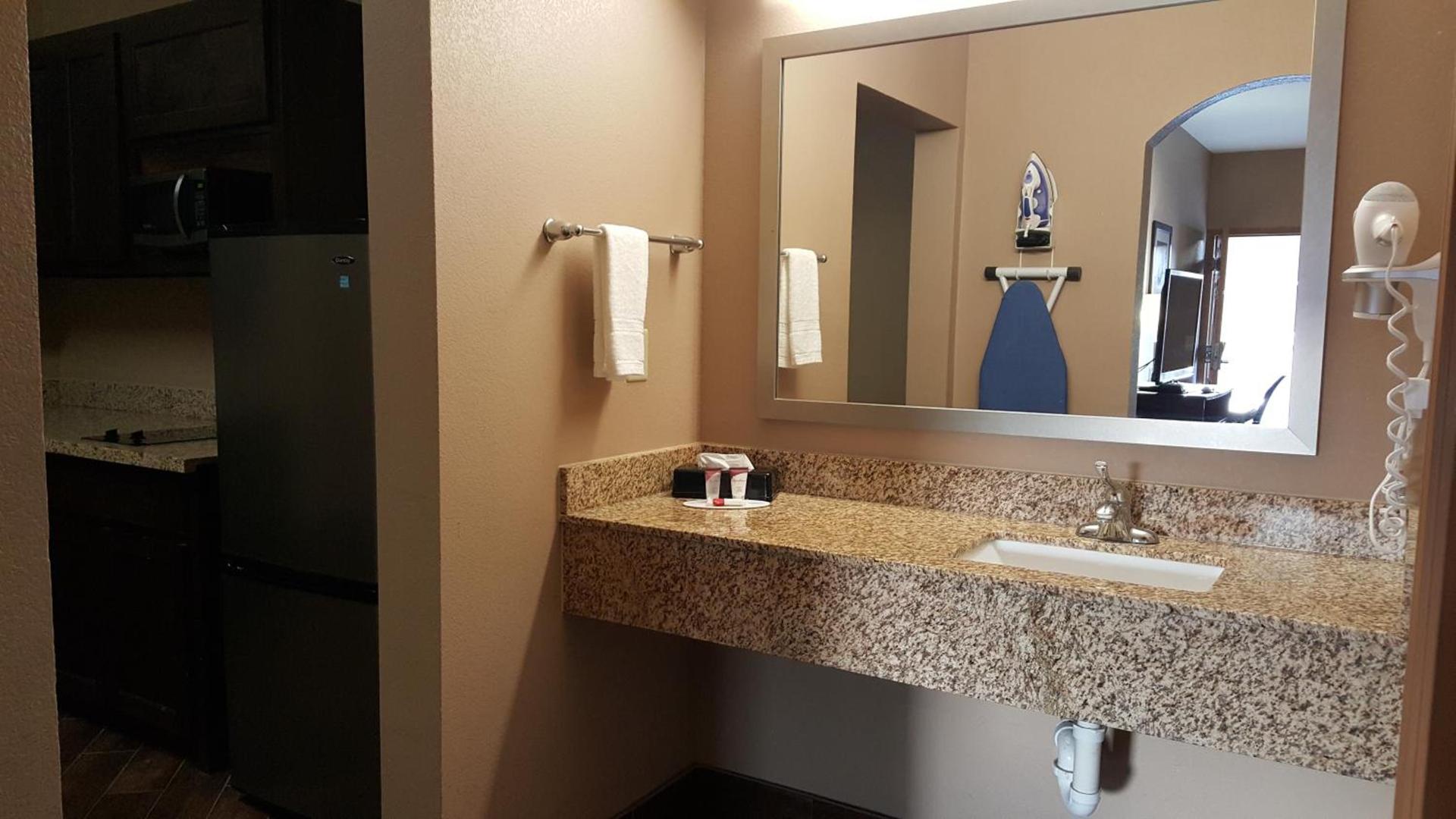 Executive Inn & Suites photo 5