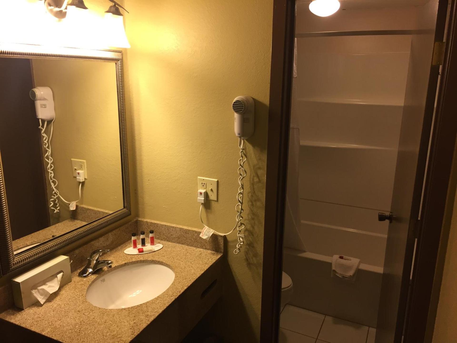 Days Inn by Wyndham Bismarck photo 15