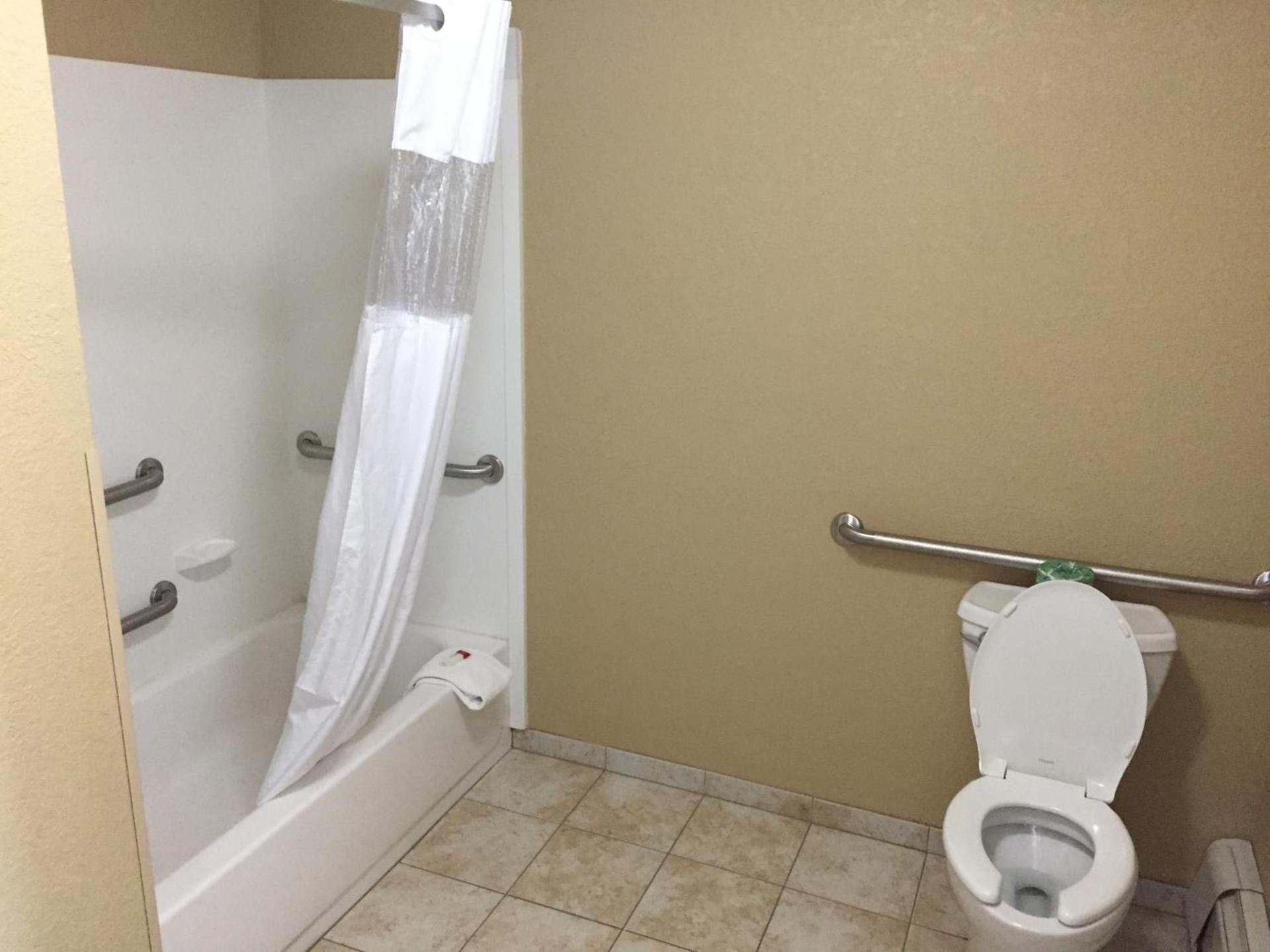 Days Inn by Wyndham Bismarck photo 7