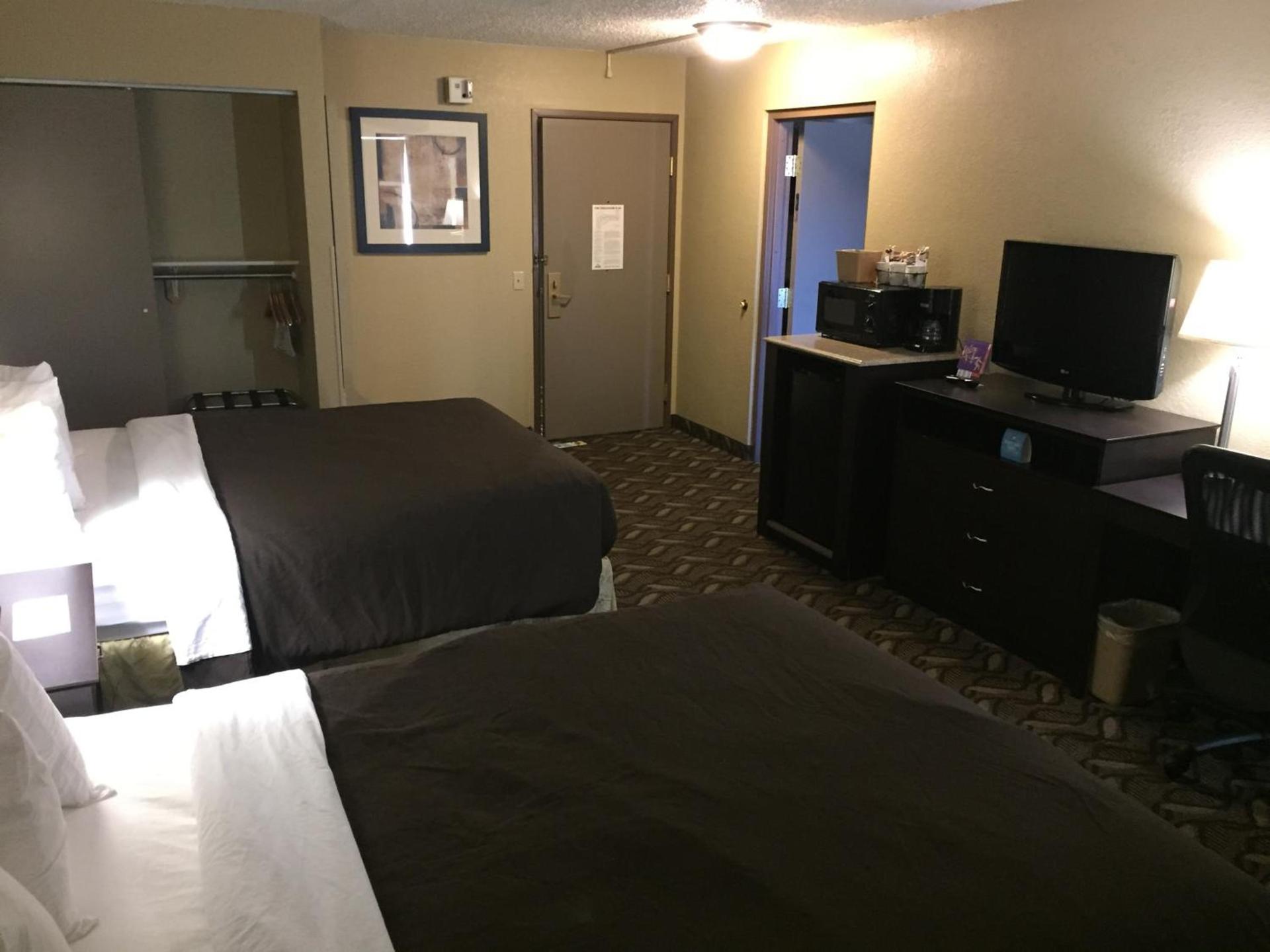 Days Inn by Wyndham Bismarck photo 13