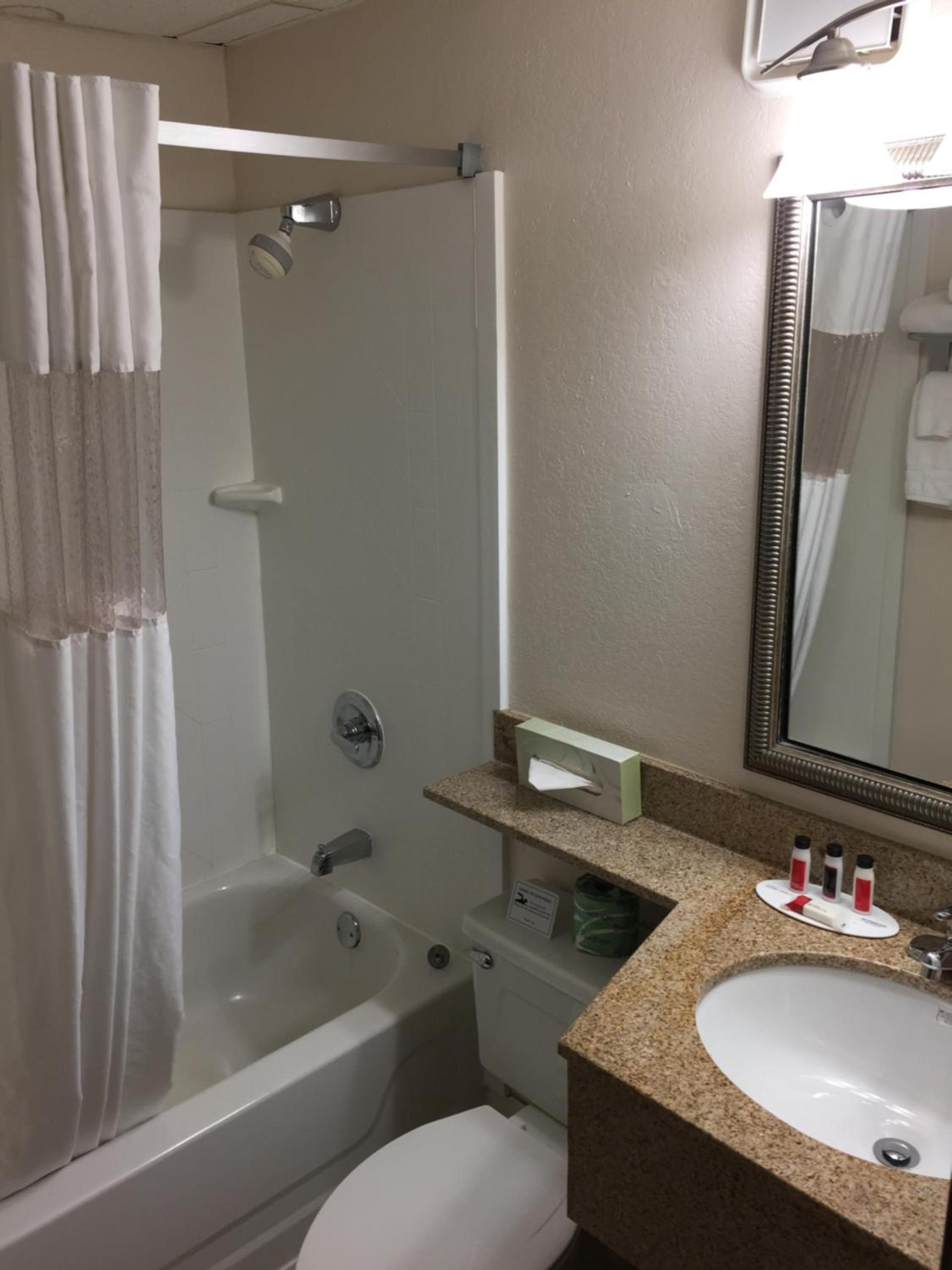 Days Inn by Wyndham Bismarck photo 8