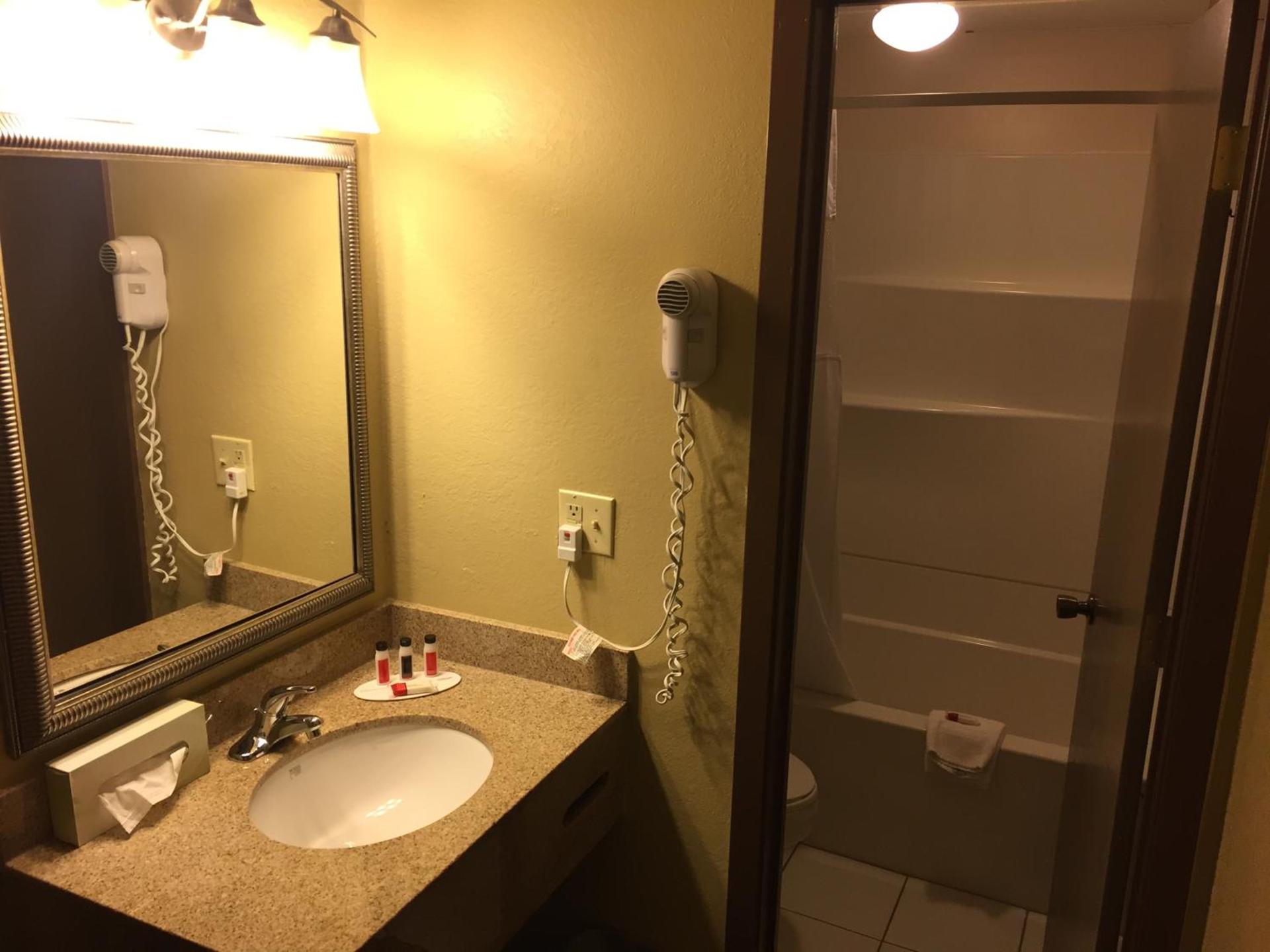 Days Inn by Wyndham Bismarck photo 25