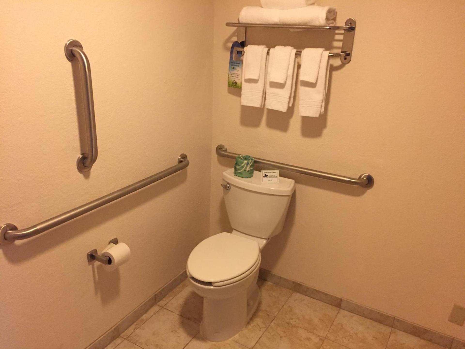 Days Inn by Wyndham Bismarck photo 11