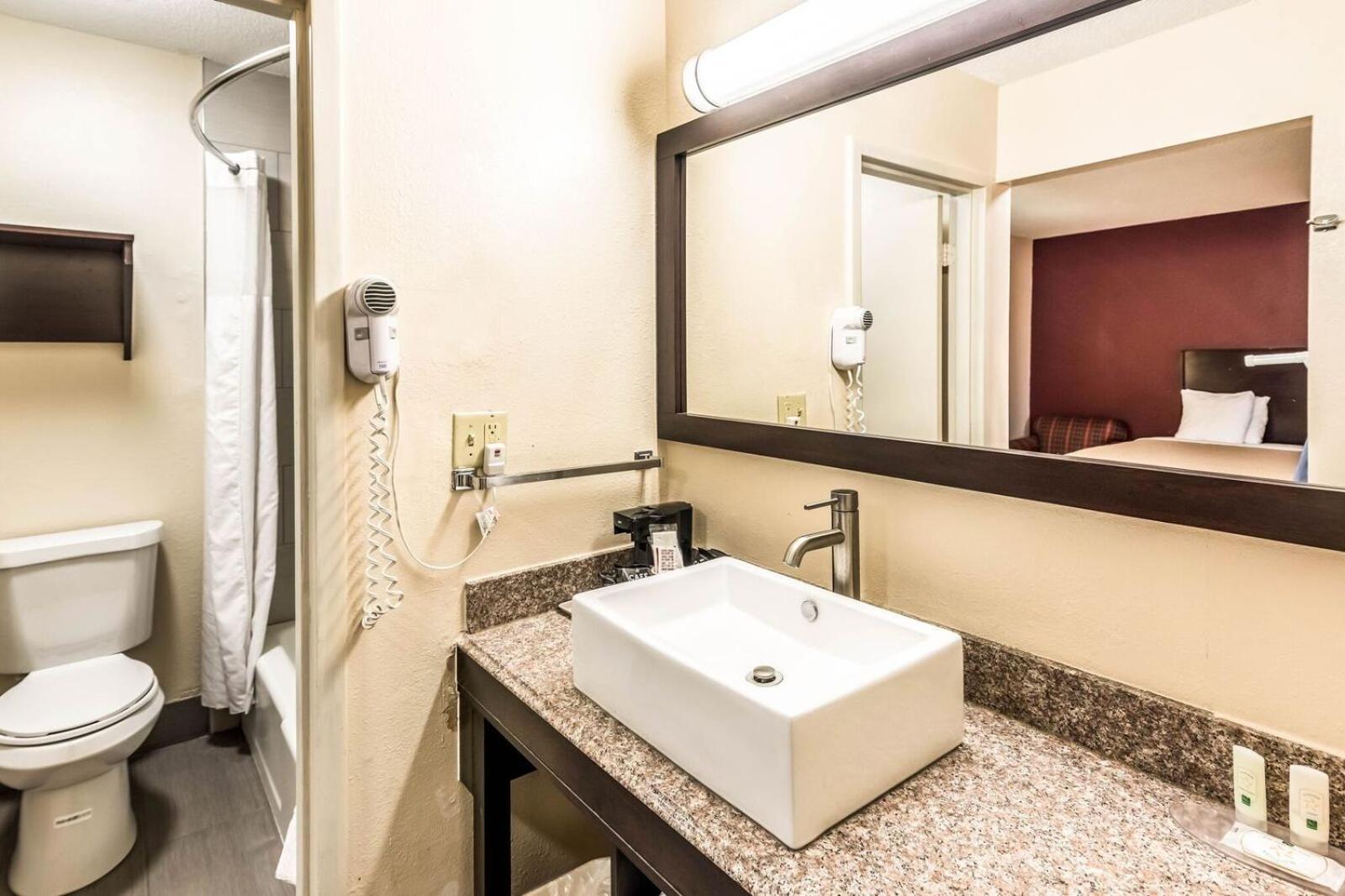Colby Inn and Suites photo 4