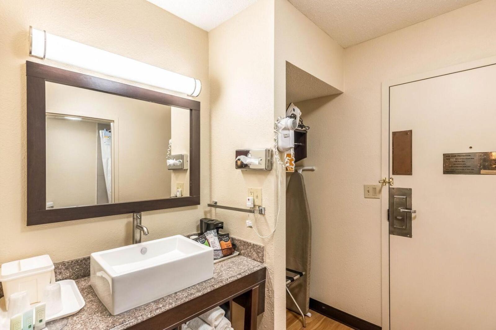 Colby Inn and Suites photo 10