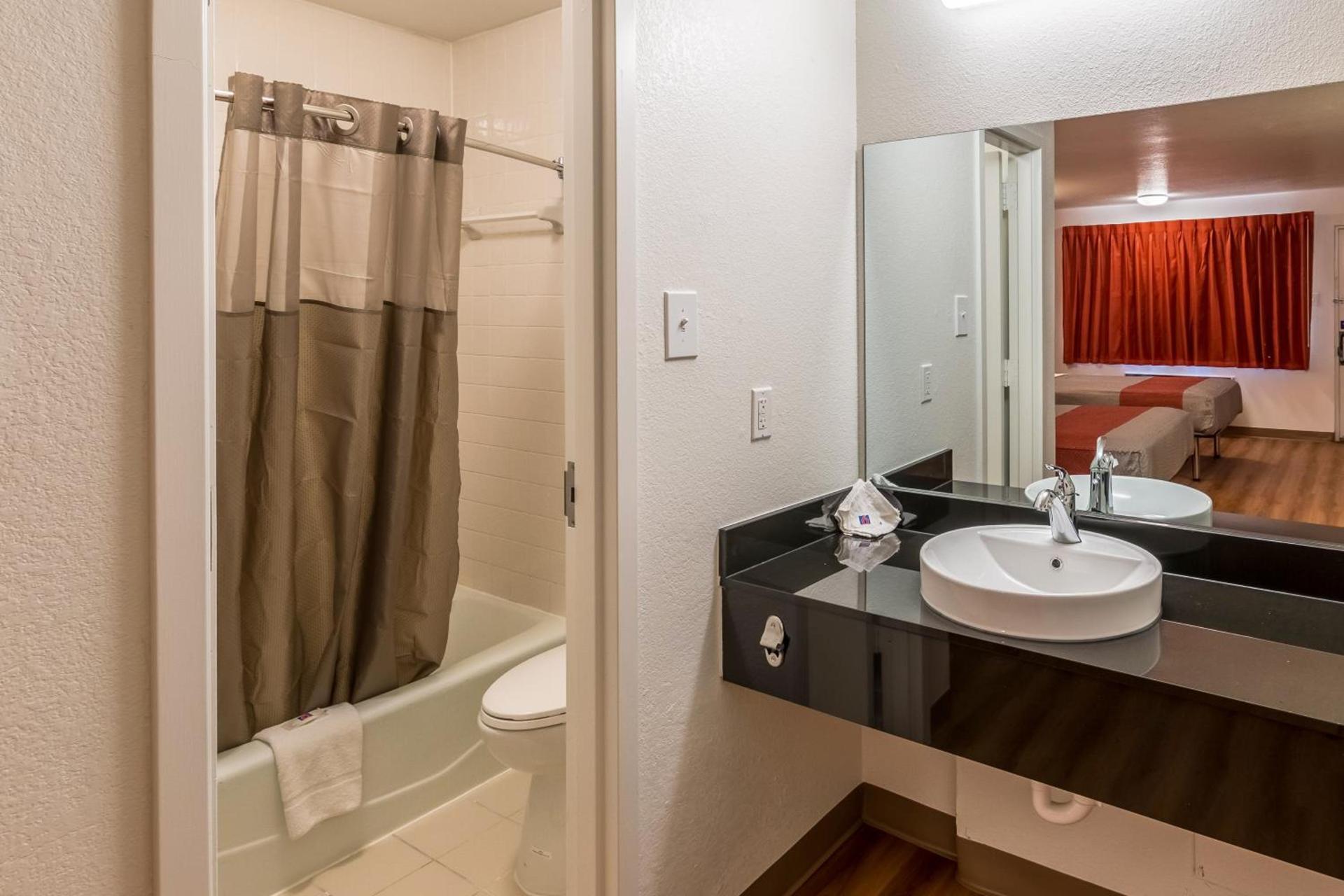 Motel 6-Arlington, TX - UTA photo 5