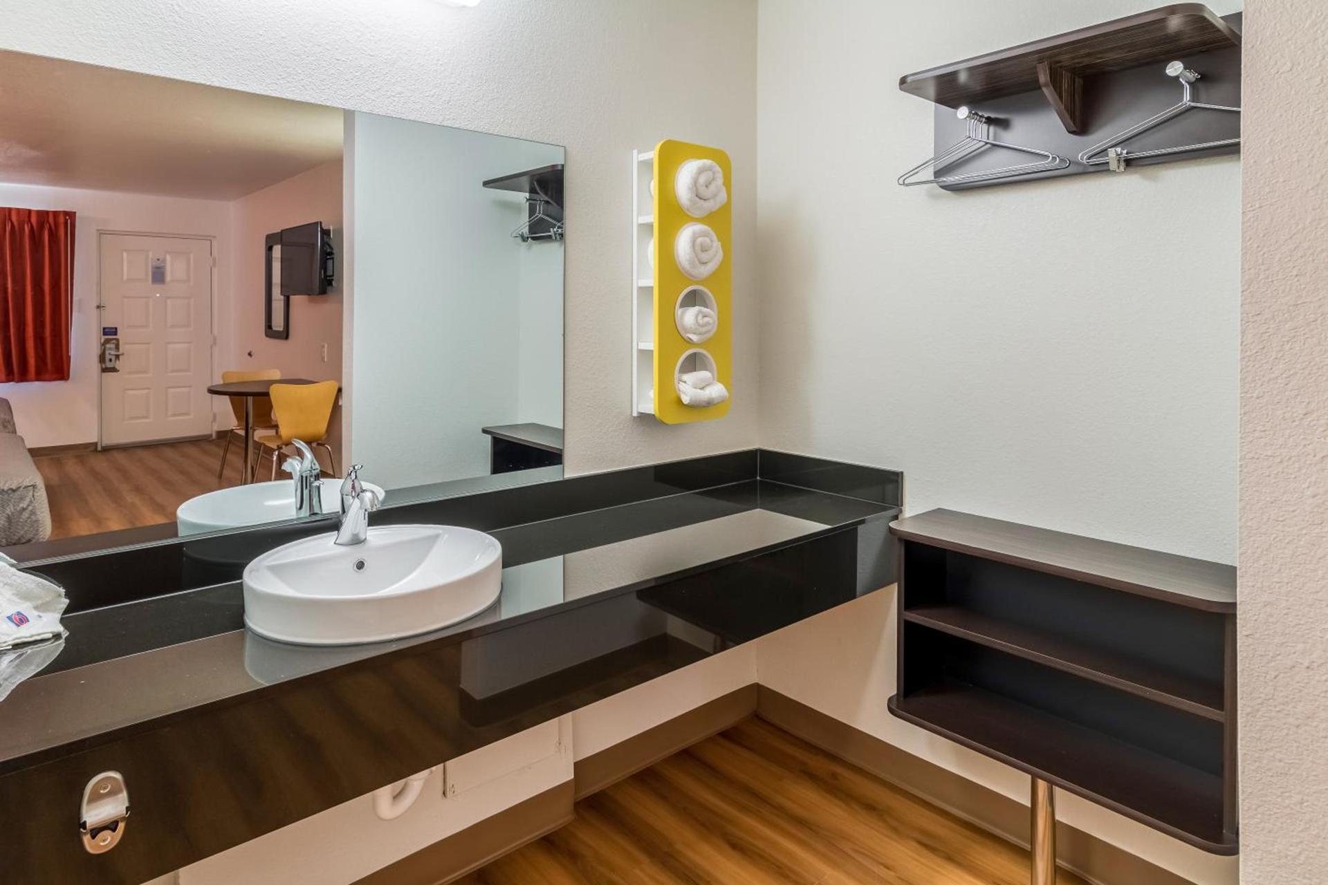 Motel 6-Arlington, TX - UTA photo 6
