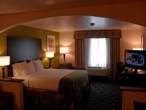 Holiday Inn Express and Suites Urbandale Des Moines by IHG photo 2