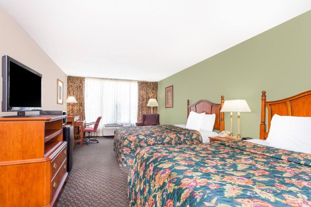 Days Inn & Suites by Wyndham SE Columbia Ft Jackson photo 21