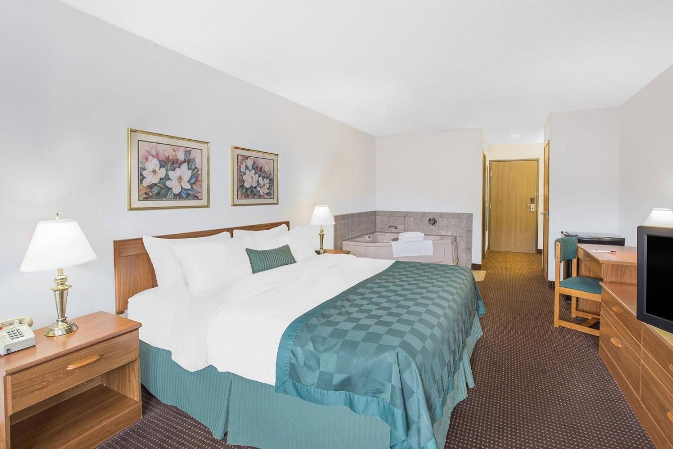 Ramada by Wyndham Hancock Waterfront photo 45