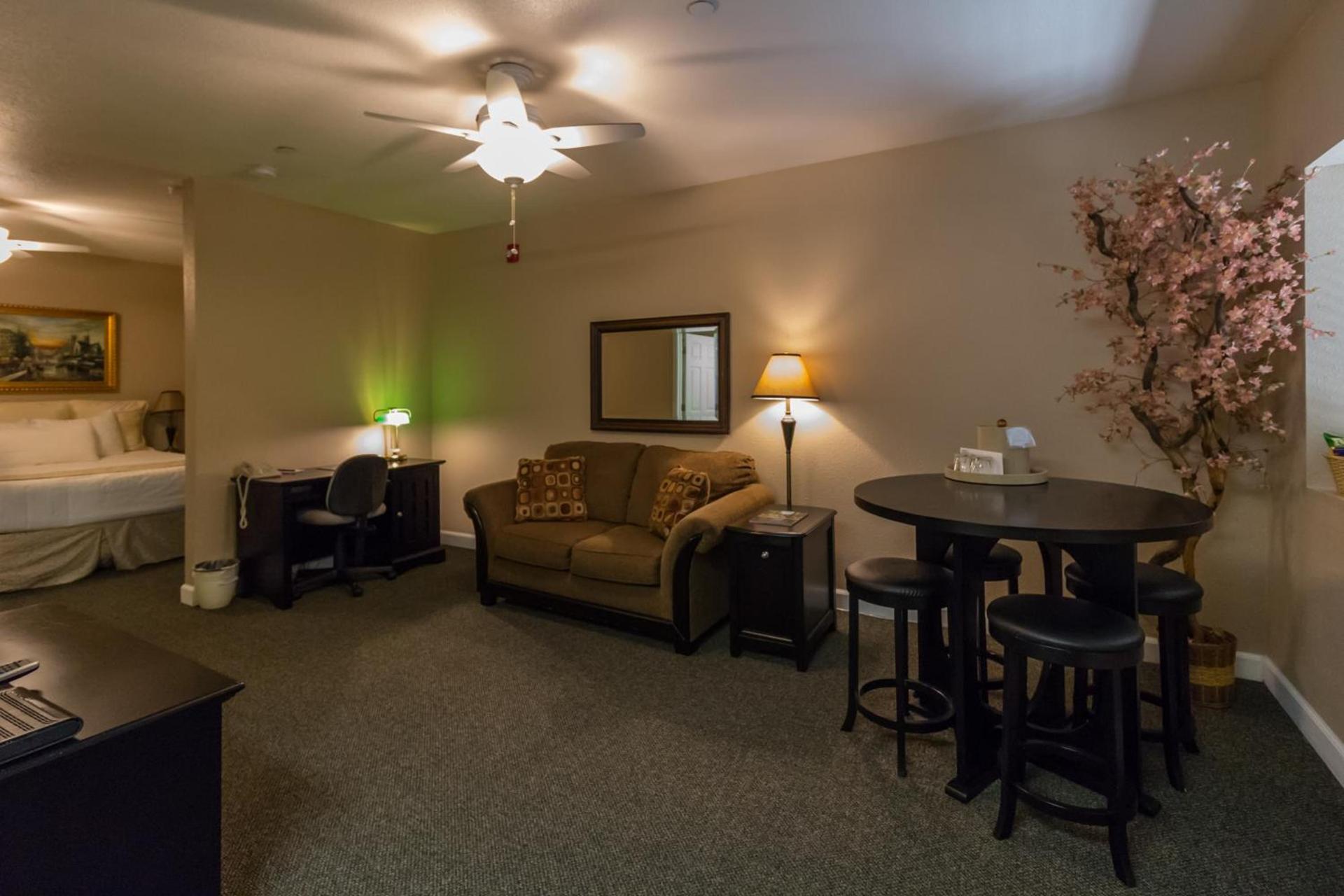 Grass Valley Courtyard Suites photo 13