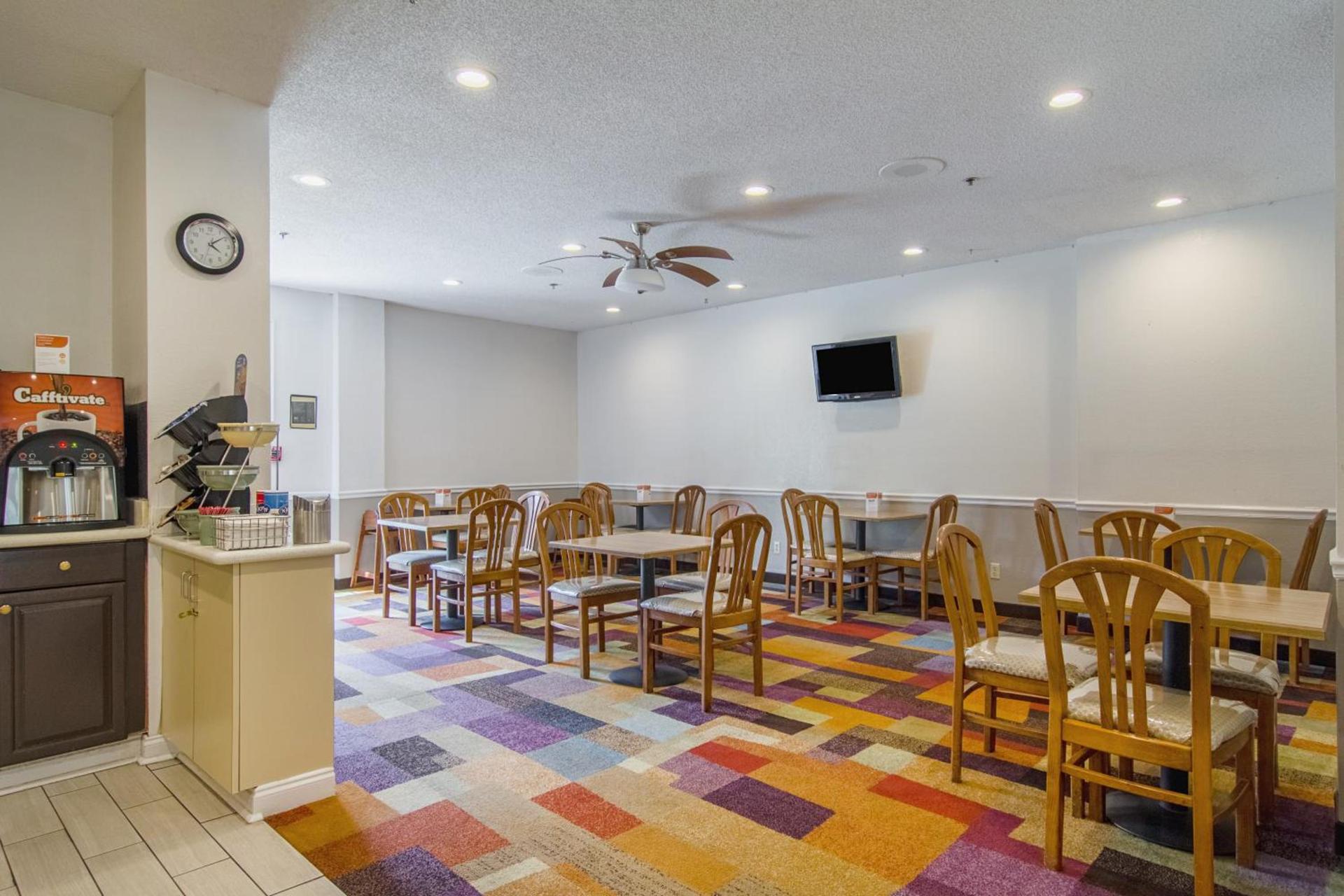 Econo Lodge Darien photo 21