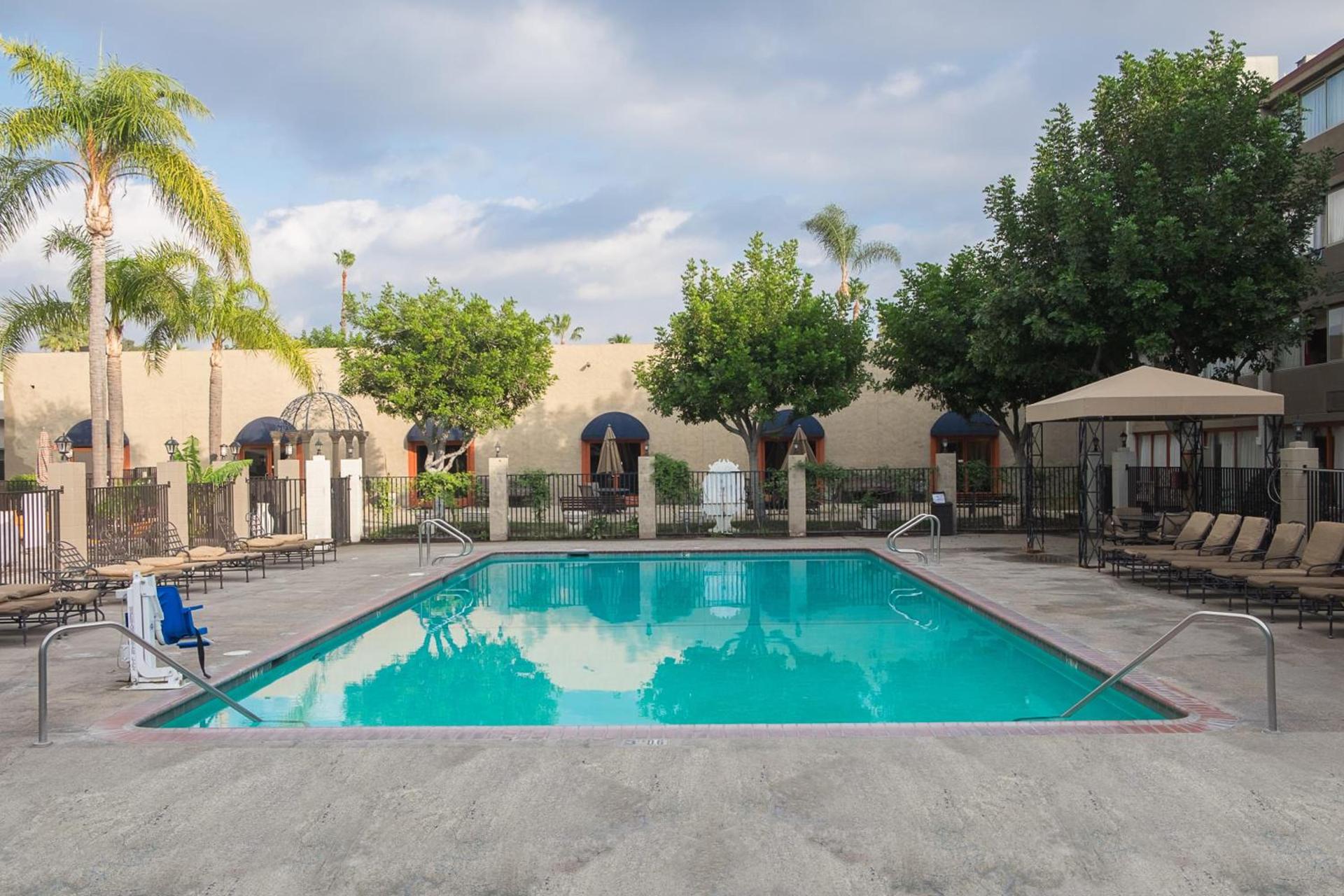 Howard Johnson by Wyndham Fullerton/Anaheim Conference Cntr photo 17