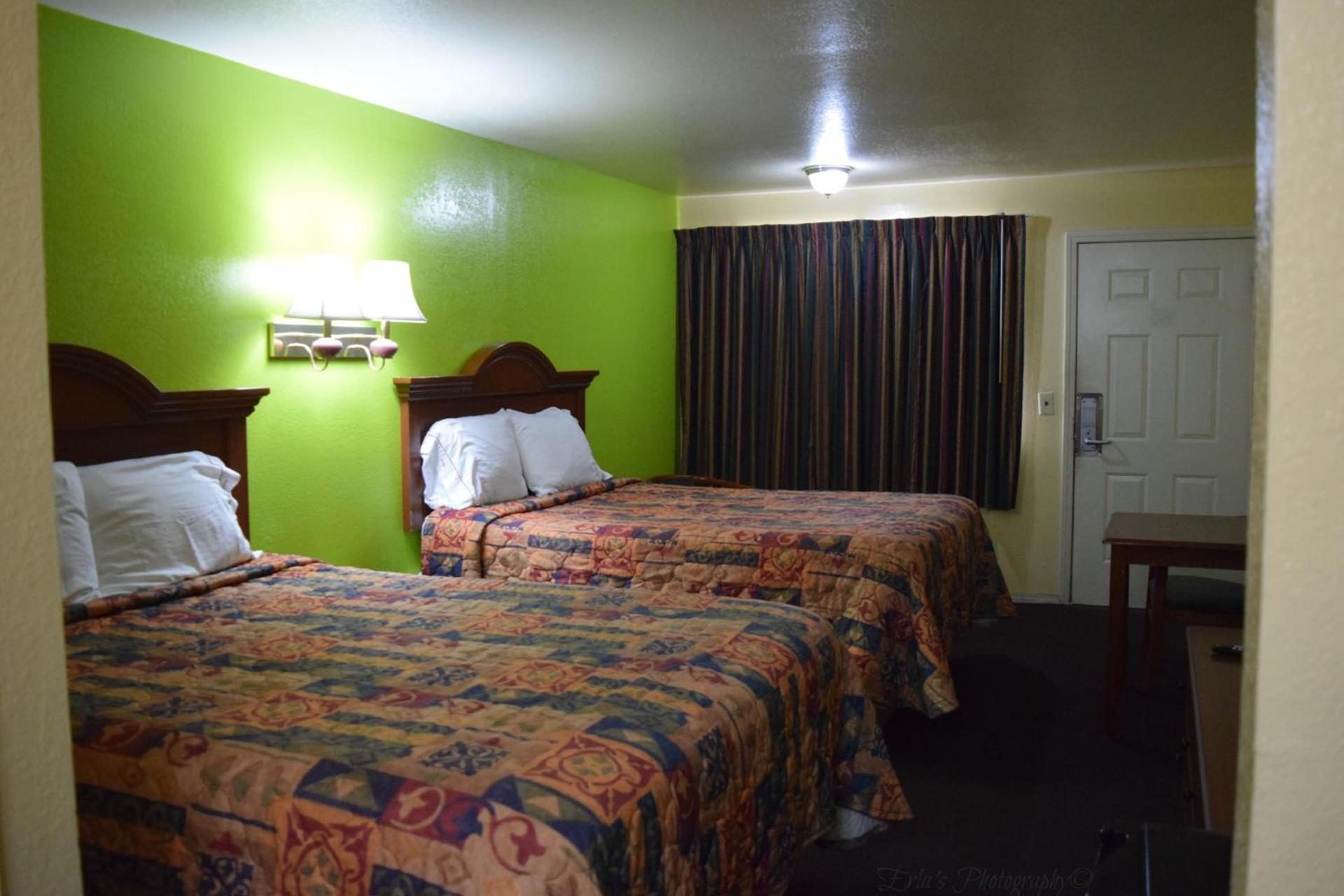 Claremore Motor Inn photo 2