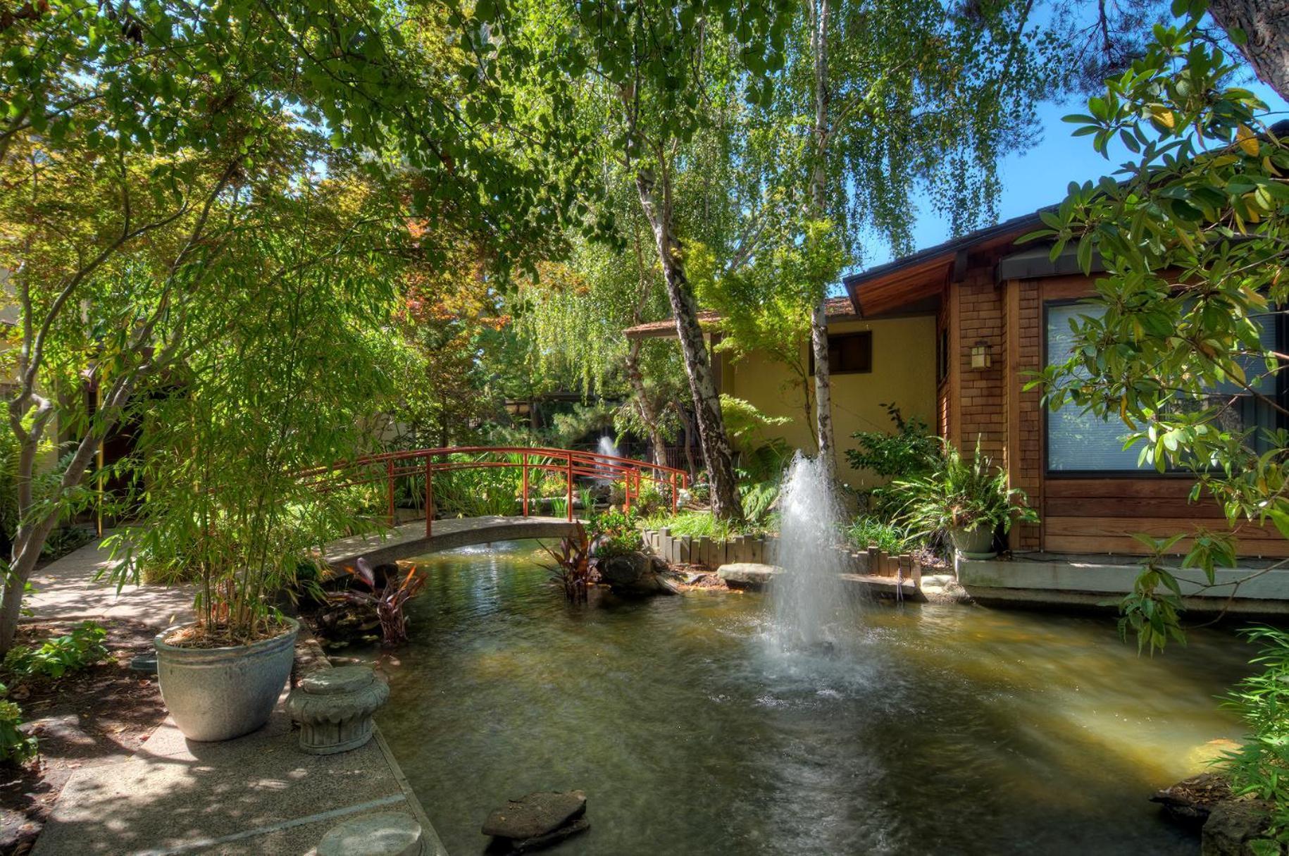 Dinah's Garden Hotel photo 30