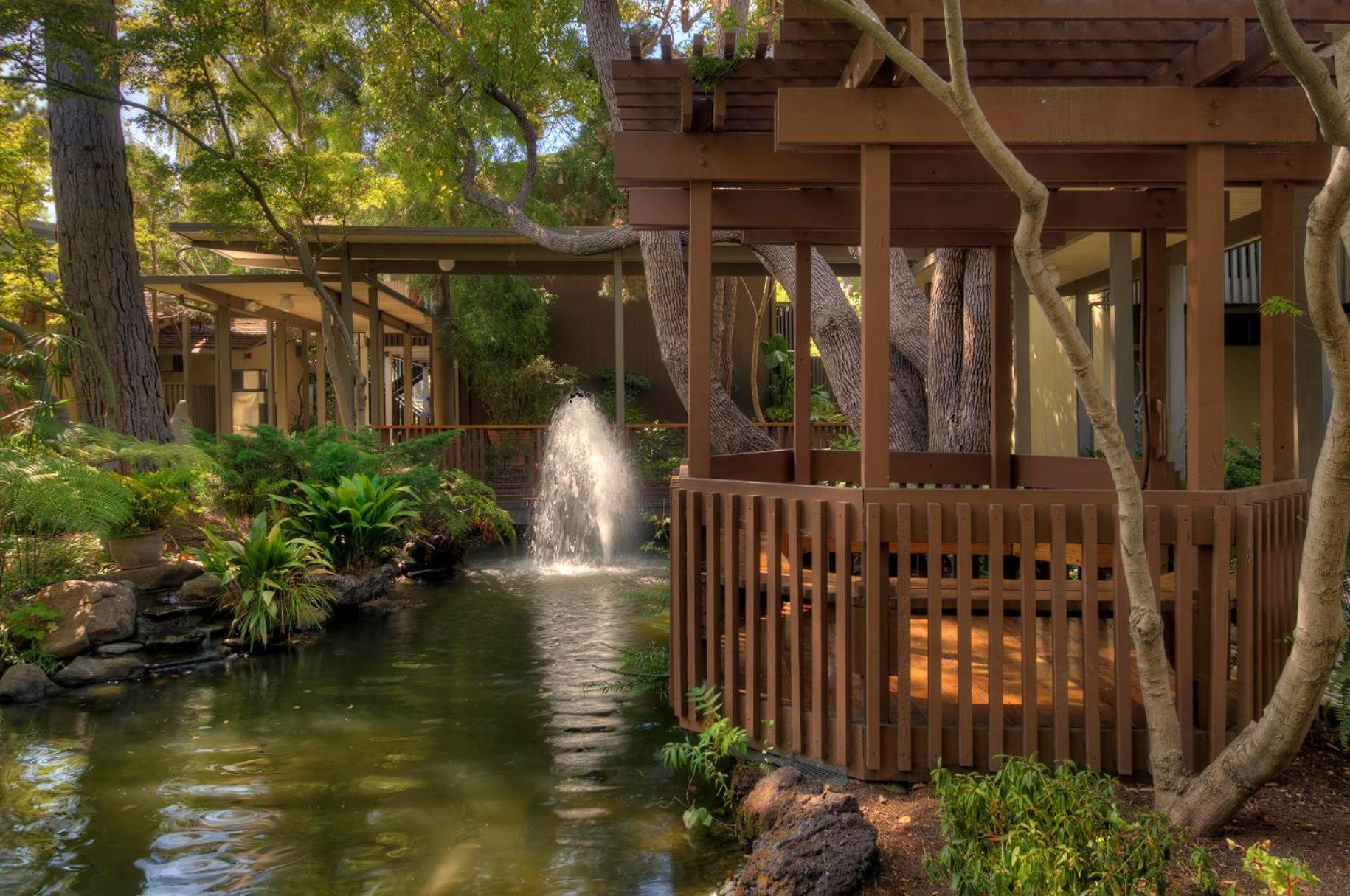Dinah's Garden Hotel photo 38